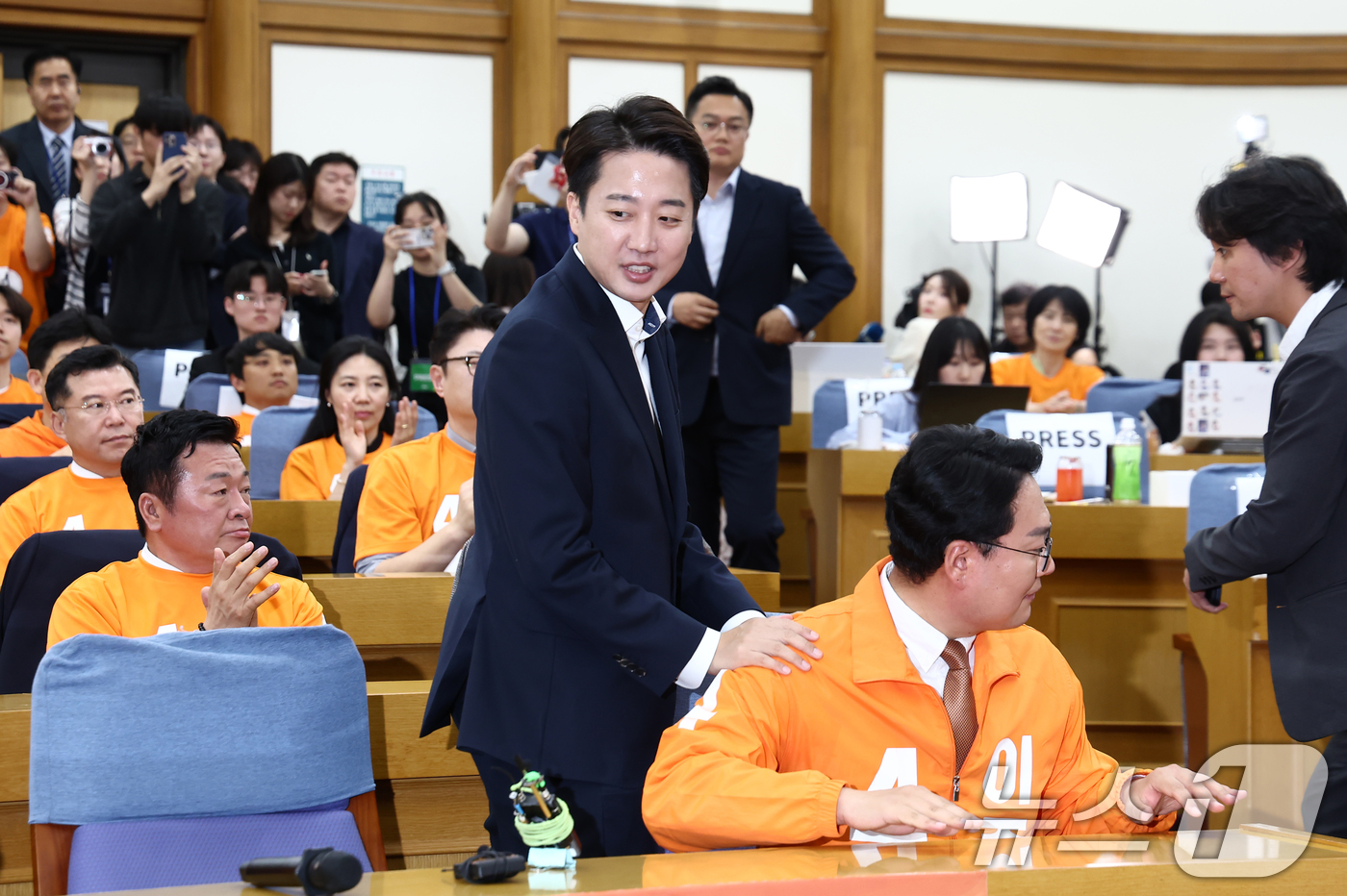 (서울=뉴스1) 김민지 기자 = 이준석 개혁신당 대통령 후보가 3일 서울 여의도 국회 의원회관에 마련된 제21대 대통령선거 개표상황실에서 입장을 밝힌 뒤 천하람 상임선대위원장을 격 …