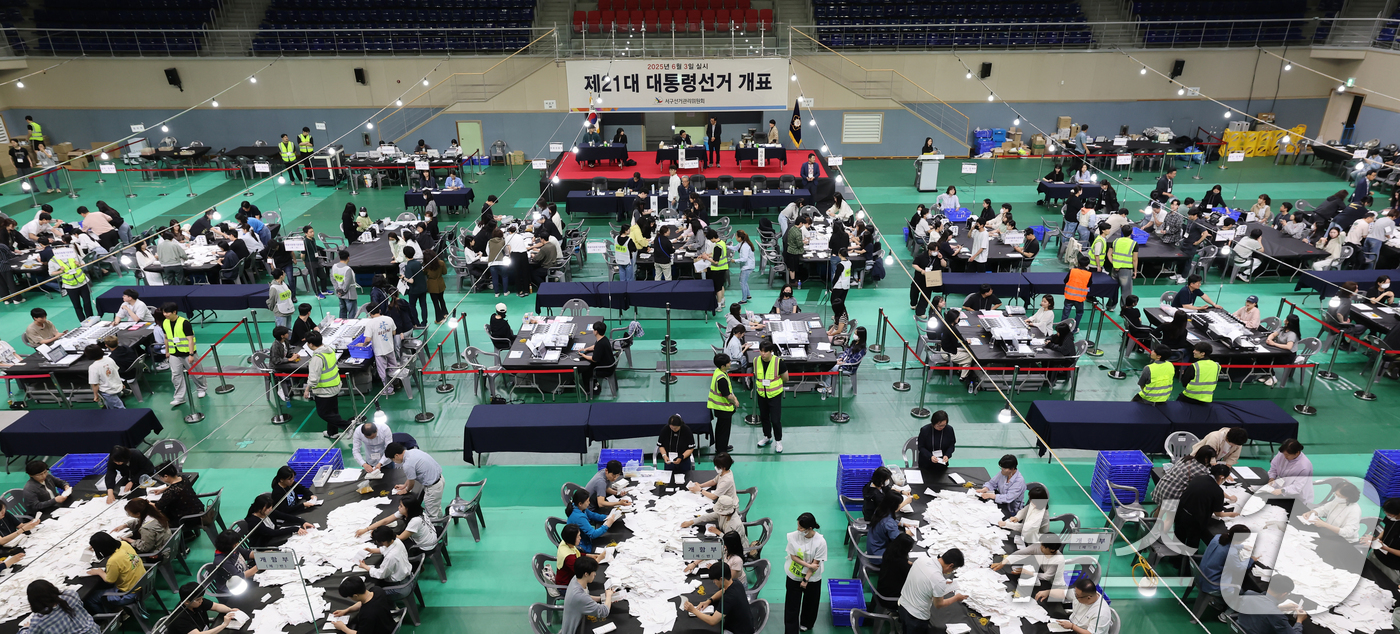 (광주=뉴스1) 김태성 기자 = 제21대 대통령선거일인 3일 광주광역시 서구 빛고을체육관에 마련된 개표소에서 개표 작업이 진행되고 있다.  2025.6.3/뉴스1