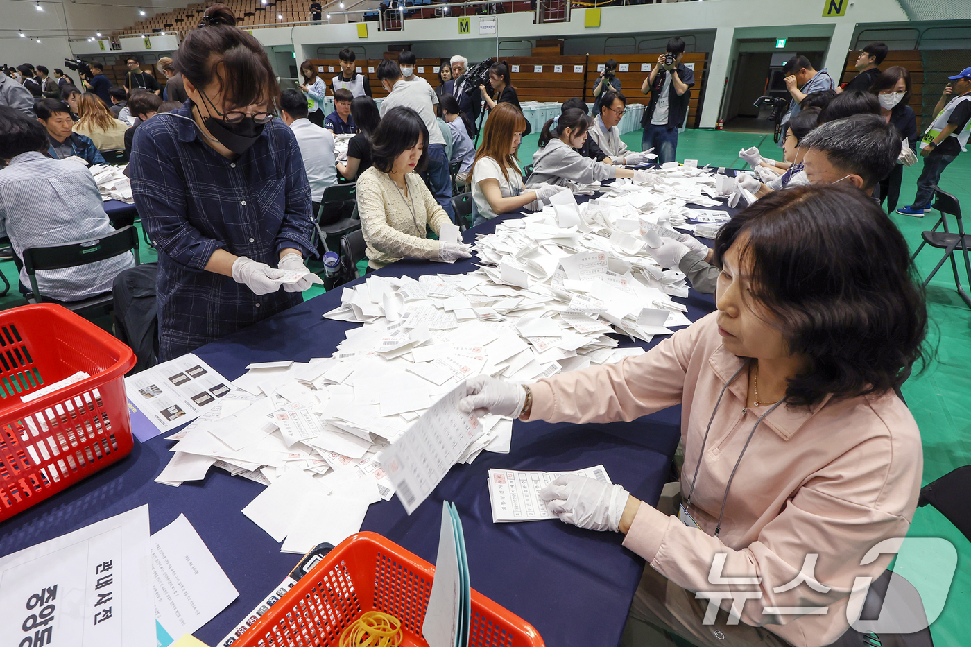 (서울=뉴스1) 민경석 기자 = 제21대 대통령 선거 투표일인 3일 오후 서울 관악구 서울대학교 체육관에 마련된 개표소에서 선거사무원들이 개표를 시작하고 있다. 2025.6.3/뉴 …