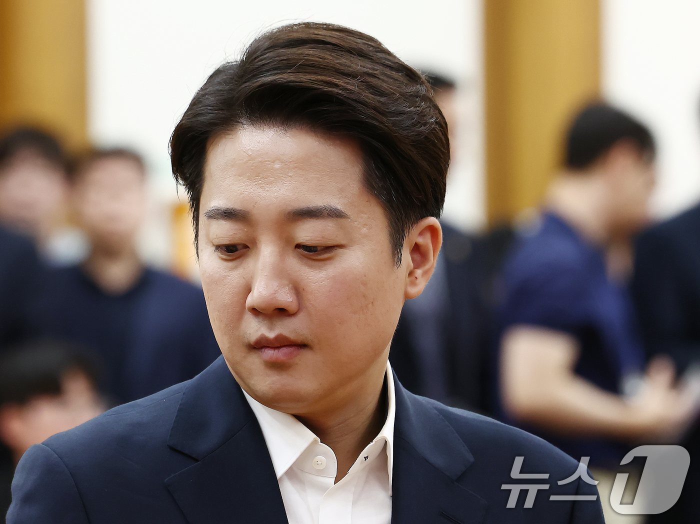 (서울=뉴스1) 김민지 기자 = 이준석 개혁신당 대통령 후보가 3일 서울 여의도 국회 의원회관에 마련된 제21대 대통령선거 개표상황실에서 입장을 밝히기 위해 굳은 표정으로 들어서고 …