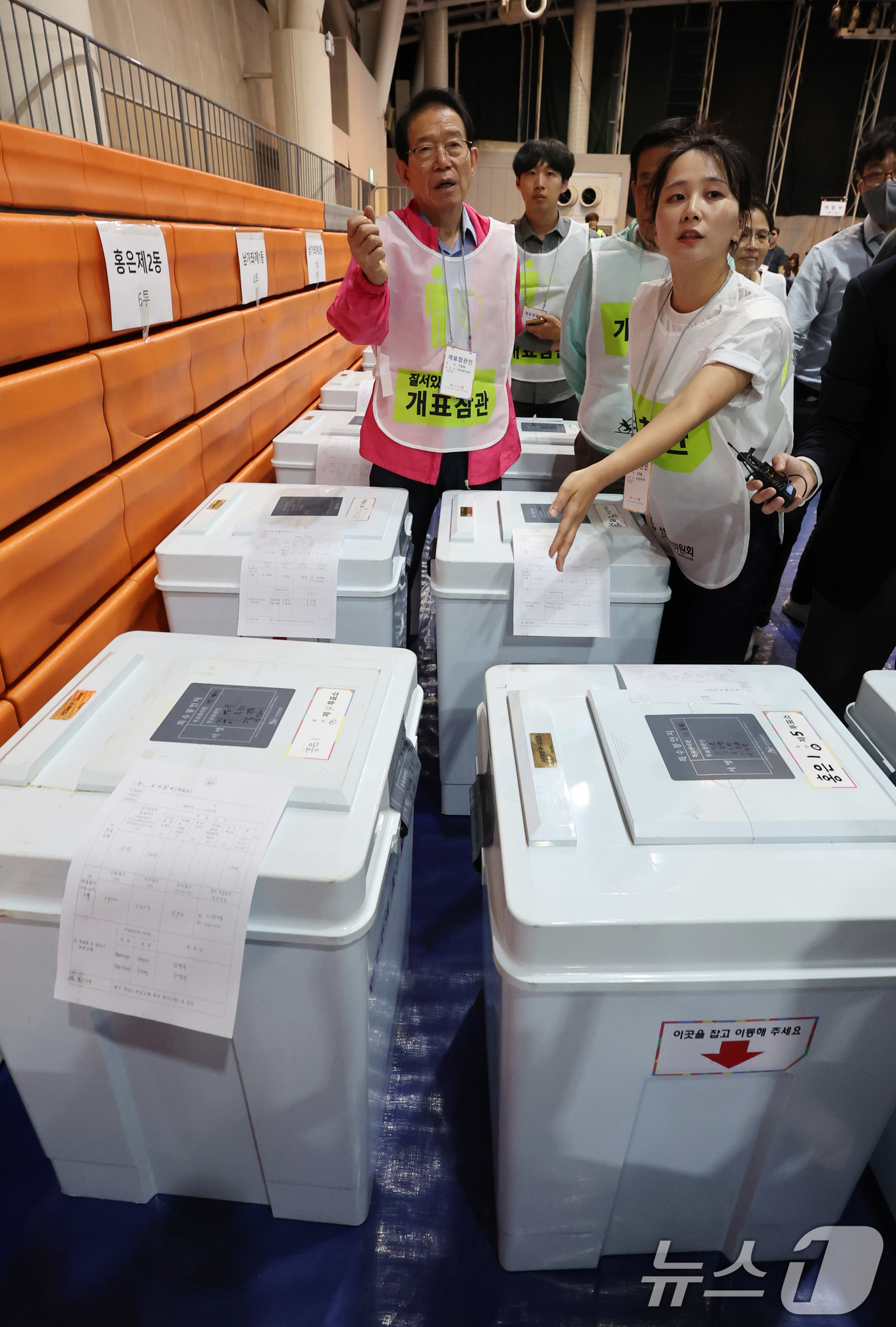 (서울=뉴스1) 박지혜 기자 = 제21대 대통령선거 개표가 진행된 3일 오후 서울 서대문구 명지전문대 체육관에서 일부 투표함의 봉인지 상태가 훼손된 채 발견돼 개표 참관인이 이의를 …