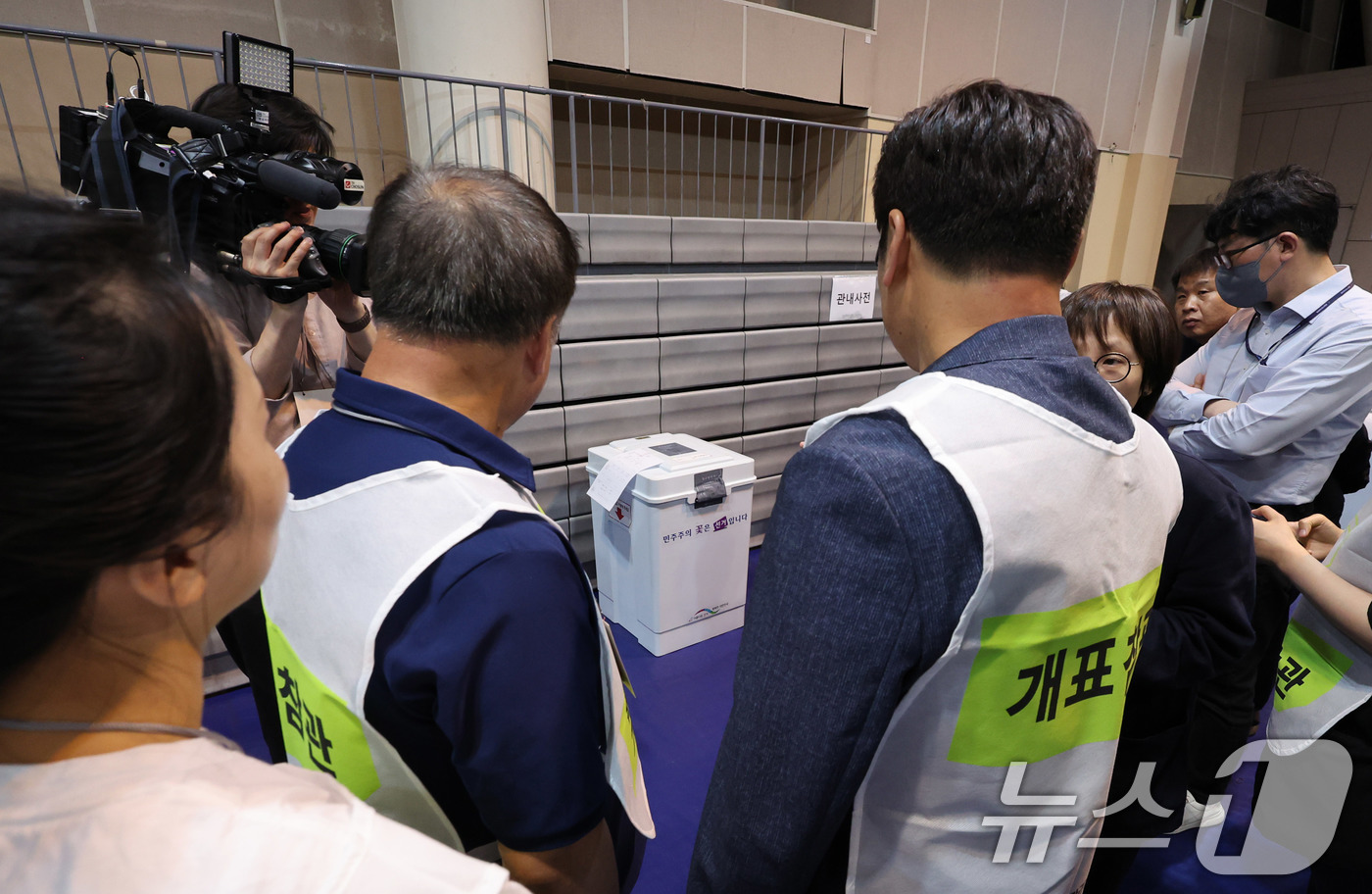 (서울=뉴스1) 박지혜 기자 = 제21대 대통령선거 개표가 진행된 3일 오후 서울 서대문구 명지전문대 체육관에서 일부 투표함의 봉인지 상태가 훼손된 채 발견돼 개표 참관인이 이의를 …