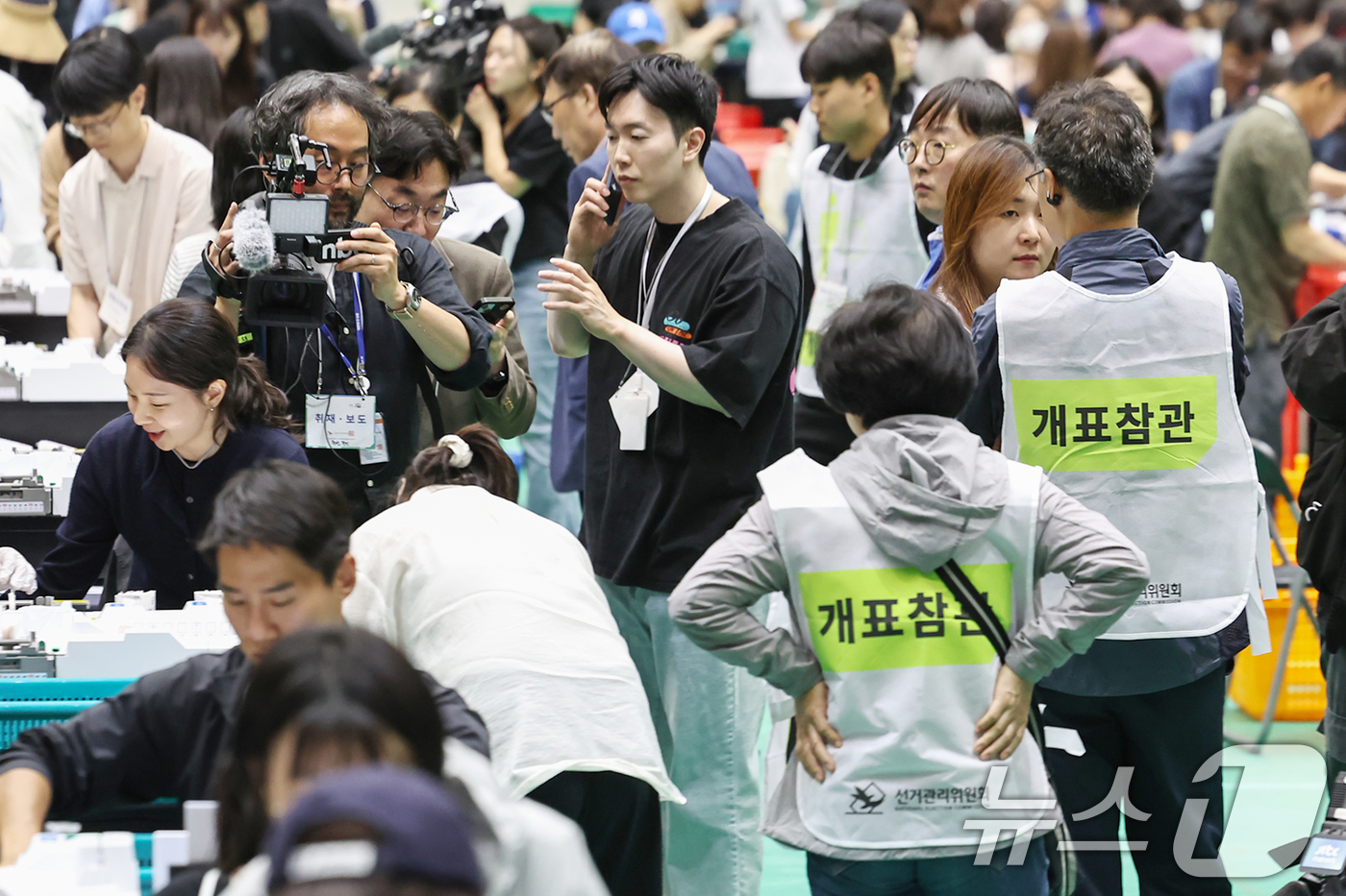 (서울=뉴스1) 민경석 기자 = 제21대 대통령 선거 투표일인 3일 오후 서울 관악구 서울대학교 체육관에 마련된 개표소에서 개표참관단이 투표지 분류 작업을 지켜보고 있다. 2025 …