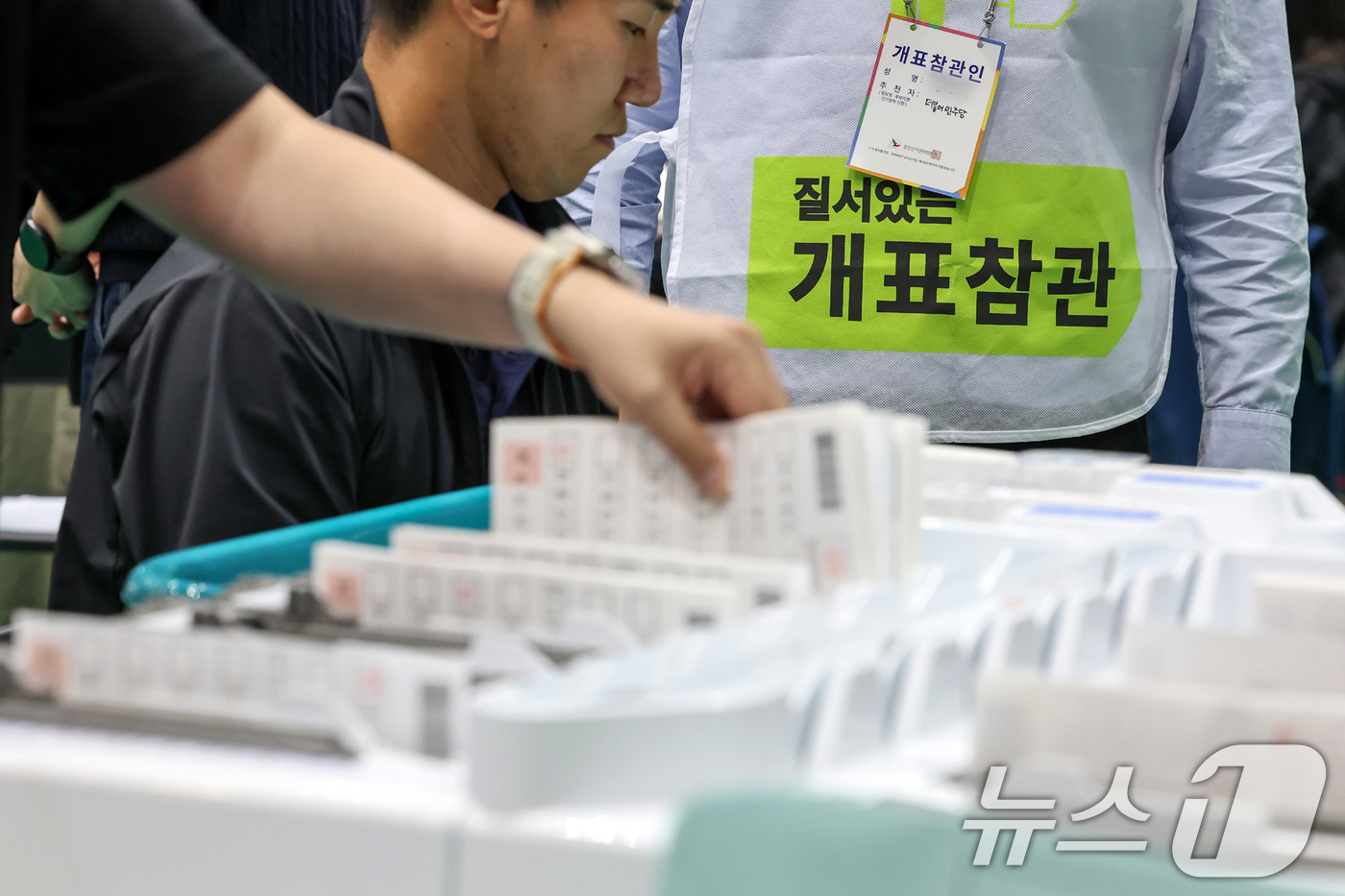 (서울=뉴스1) 민경석 기자 = 제21대 대통령 선거 투표일인 3일 오후 서울 관악구 서울대학교 체육관에 마련된 개표소에서 개표참관단이 투표지 분류 작업을 지켜보고 있다. 2025 …