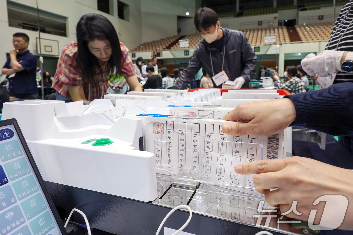 (서울=뉴스1) 민경석 기자 = 제21대 대통령 선거 투표일인 3일 오후 서울 관악구 서울대학교 체육관에 마련된 개표소에서 선거사무원들이 투표지분류기를 이용해 1차 분류 작업을 실 …