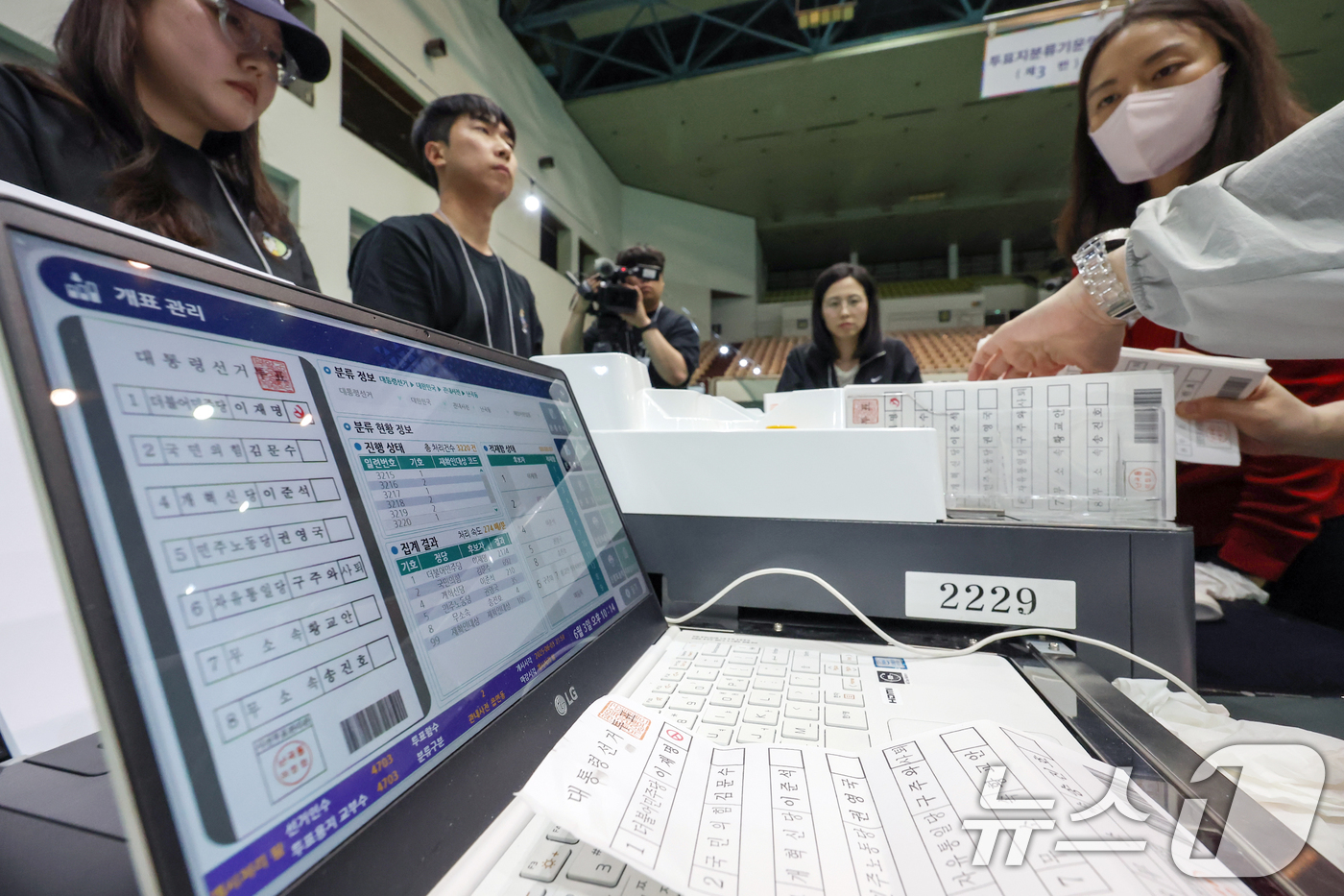 (서울=뉴스1) 민경석 기자 = 제21대 대통령 선거 투표일인 3일 오후 서울 관악구 서울대학교 체육관에 마련된 개표소에서 선거사무원들이 투표지분류기를 이용해 1차 분류 작업을 실 …