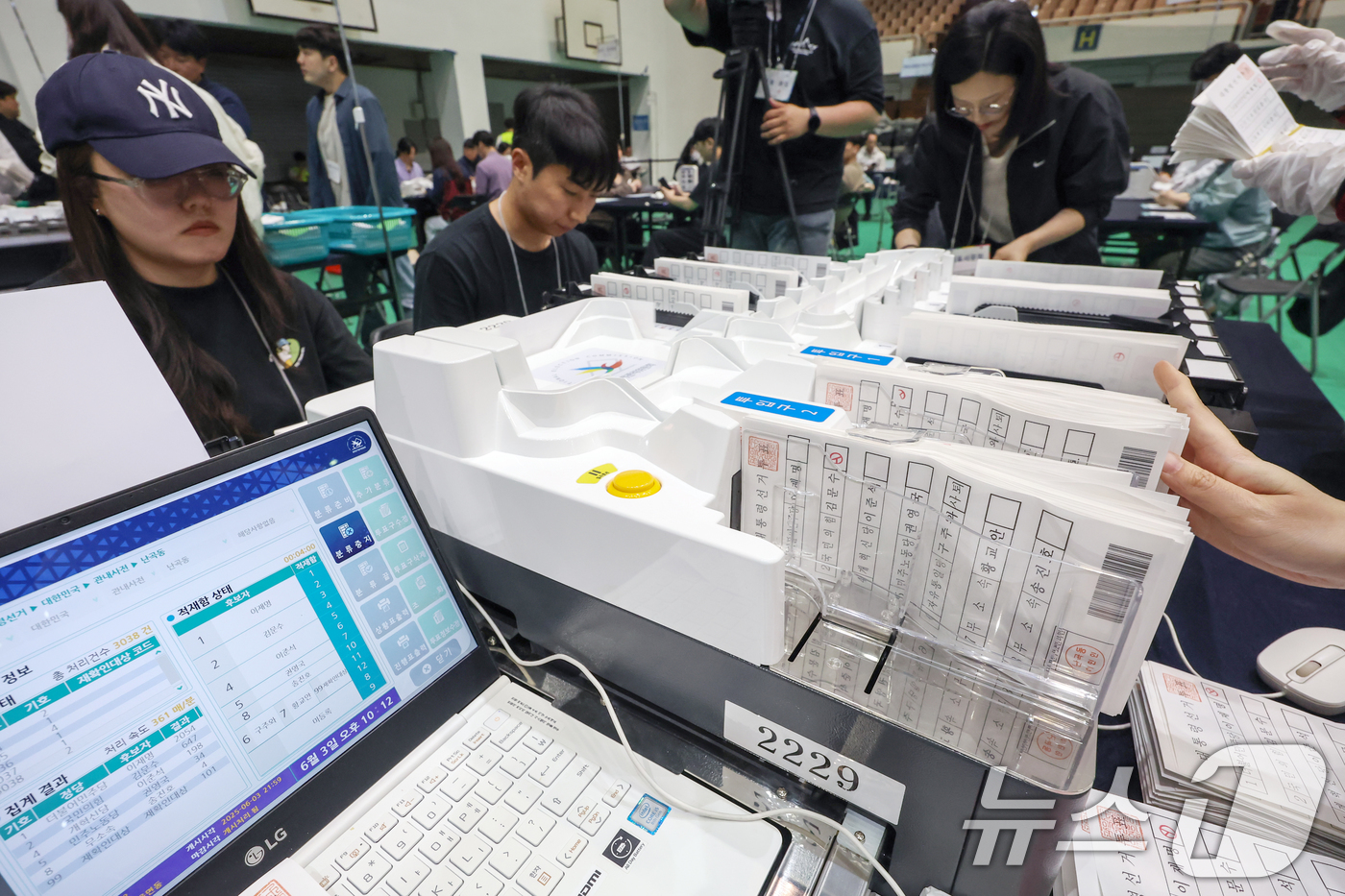(서울=뉴스1) 민경석 기자 = 제21대 대통령 선거 투표일인 3일 오후 서울 관악구 서울대학교 체육관에 마련된 개표소에서 선거사무원들이 투표지분류기를 이용해 1차 분류 작업을 실 …