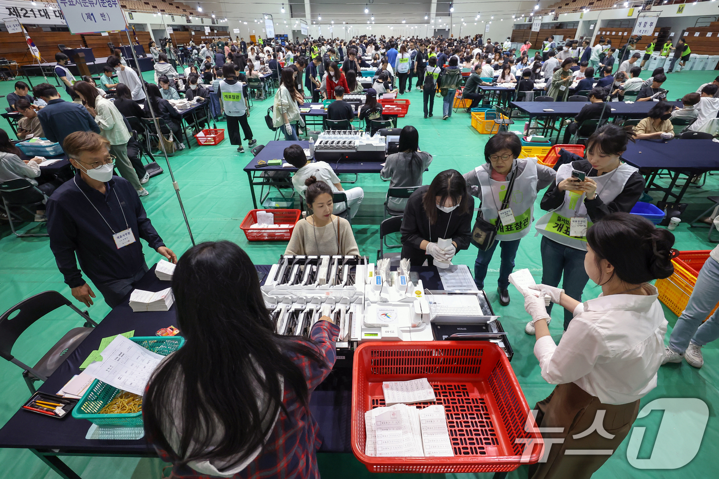 (서울=뉴스1) 민경석 기자 = 제21대 대통령 선거 투표일인 3일 오후 서울 관악구 서울대학교 체육관에 마련된 개표소에서 선거사무원들이 투표지분류기를 이용해 1차 분류 작업을 실 …