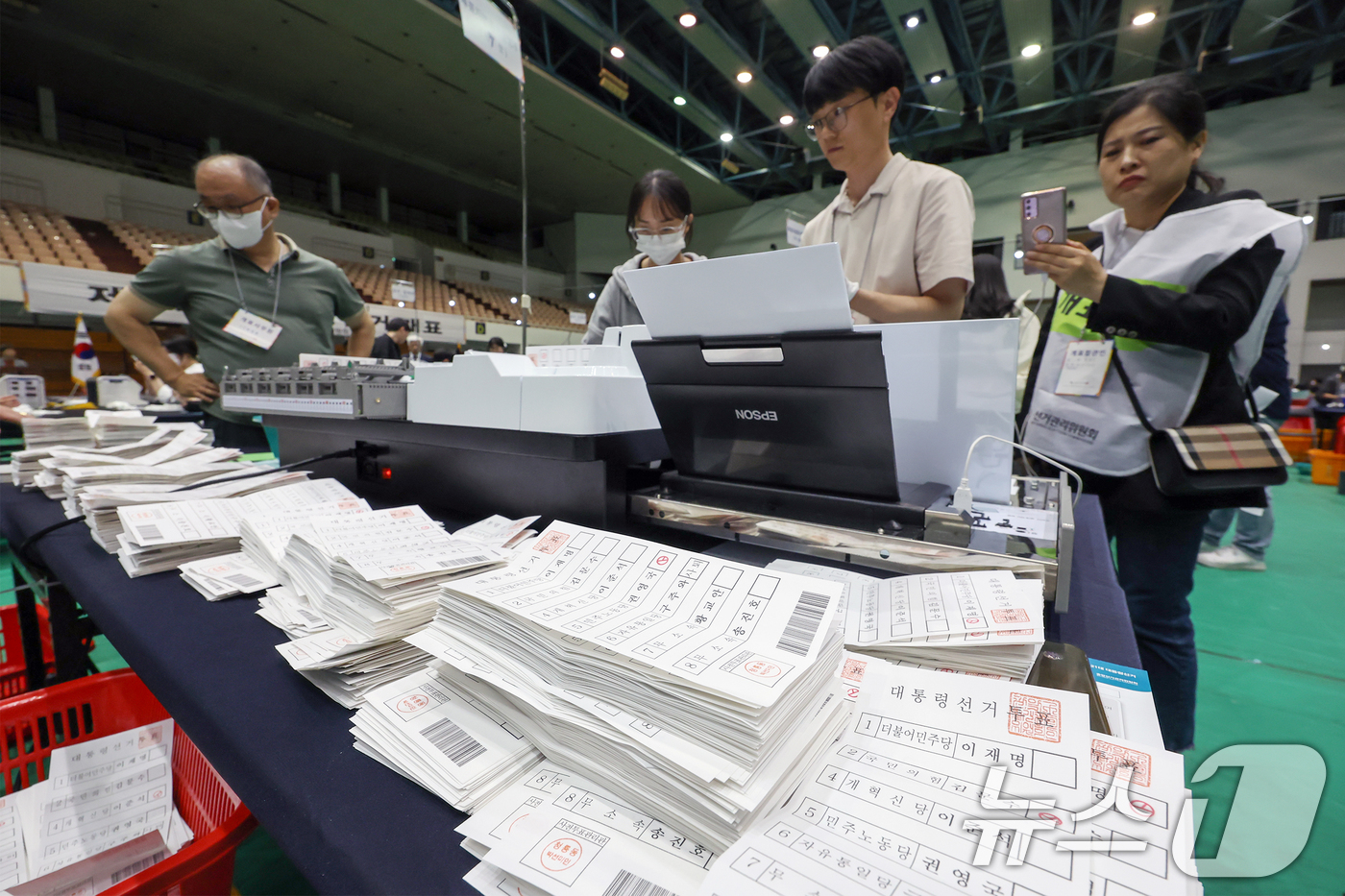 (서울=뉴스1) 민경석 기자 = 제21대 대통령 선거 투표일인 3일 오후 서울 관악구 서울대학교 체육관에 마련된 개표소에서 선거사무원들이 투표지분류기를 이용해 1차 분류 작업을 실 …