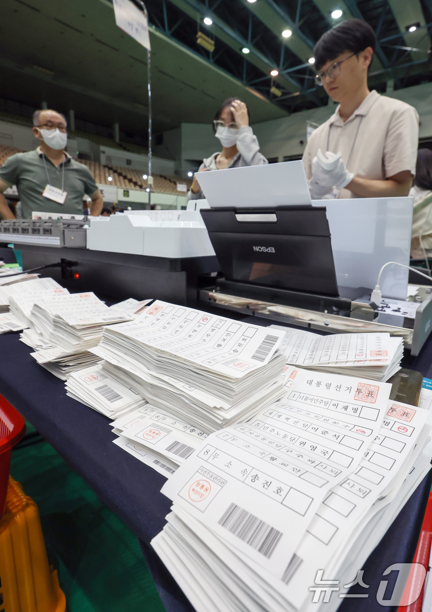 (서울=뉴스1) 민경석 기자 = 제21대 대통령 선거 투표일인 3일 오후 서울 관악구 서울대학교 체육관에 마련된 개표소에서 선거사무원들이 투표지분류기를 이용해 1차 분류 작업을 실 …