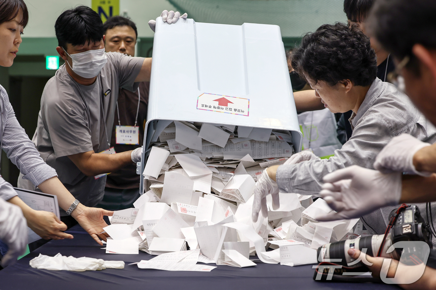 (서울=뉴스1) 민경석 기자 = 제21대 대통령 선거 투표일인 3일 오후 서울 관악구 서울대학교 체육관에 마련된 개표소에서 선거사무원들이 개표 작업을 실시하고 있다. 2025.6. …