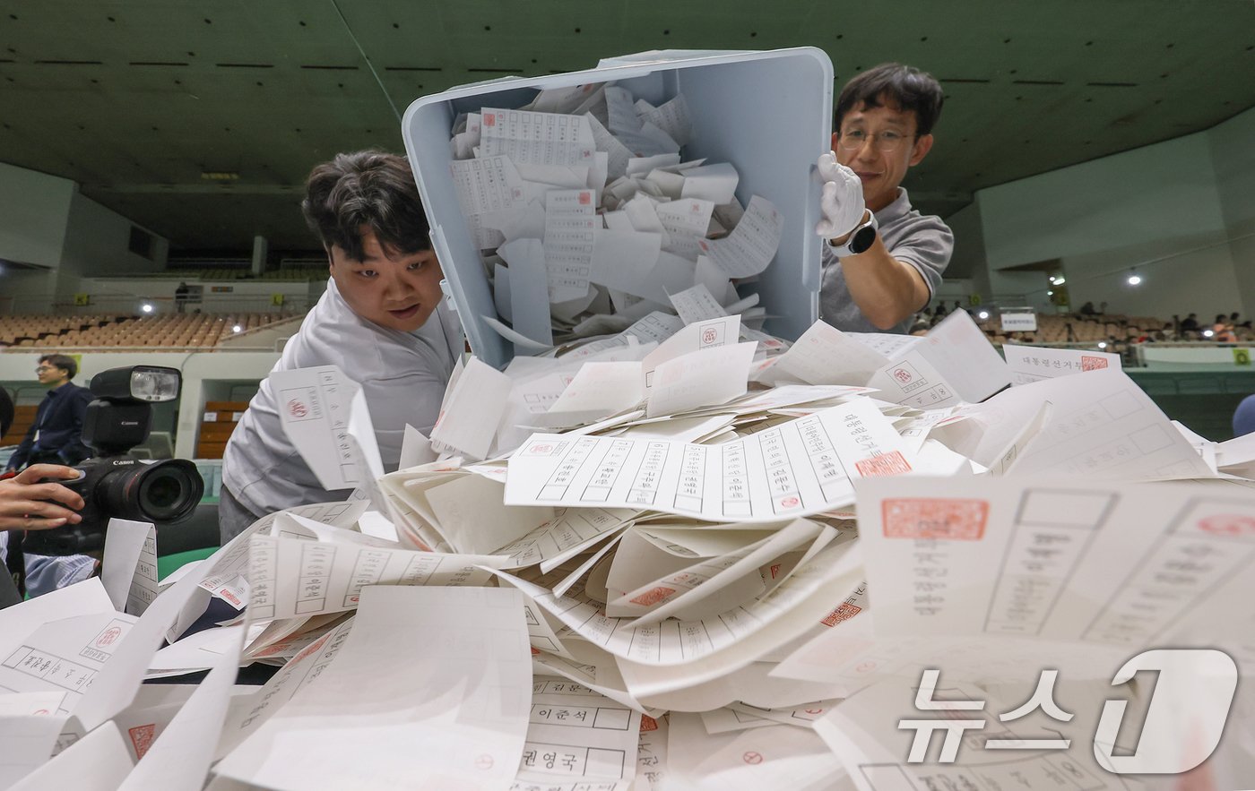 (서울=뉴스1) 민경석 기자 = 제21대 대통령 선거 투표일인 3일 오후 서울 관악구 서울대학교 체육관에 마련된 개표소에서 선거사무원들이 개표 작업을 하고 있다. 2025.6.3/ …