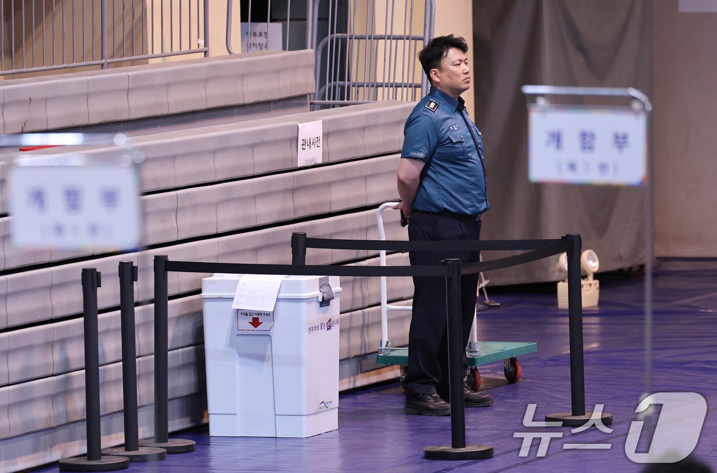 본문 이미지 - 제21대 대통령선거 개표가 진행된 3일 오후 서울 서대문구 명지전문대 체육관에서 일부 투표함의 봉인지 상태가 훼손된 채 발견돼 임시 펜스를 설치해 접근을 차단하고 있다. 2025.6.3/뉴스1 ⓒ News1 박지혜 기자