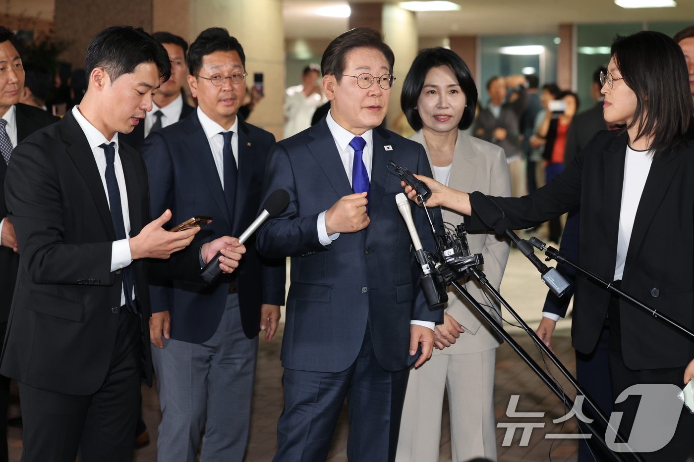 (인천=뉴스1) 이동해 기자 = 이재명 더불어민주당 대통령 후보가 3일 밤 당선이 확실시된 가운데 인천 계양구 자택에서 나와 소감을 밝히고 있다. 2025.6.3/뉴스1