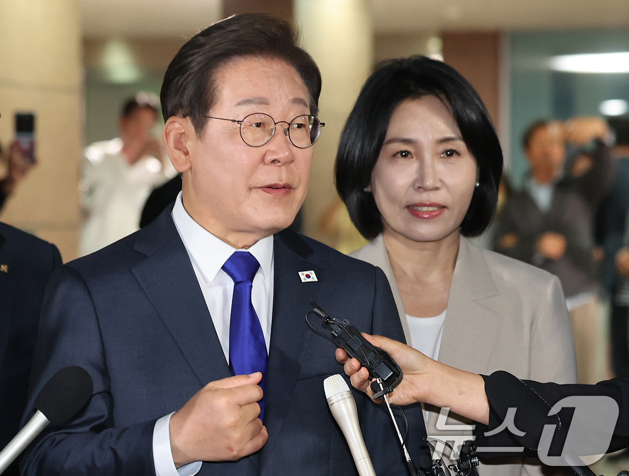 (인천=뉴스1) 이동해 기자 = 이재명 더불어민주당 대통령 후보가 3일 밤 당선이 확실시된 가운데 인천 계양구 자택에서 나와 소감을 밝히고 있다. 오른쪽은 부인 김혜경 여사. 20 …