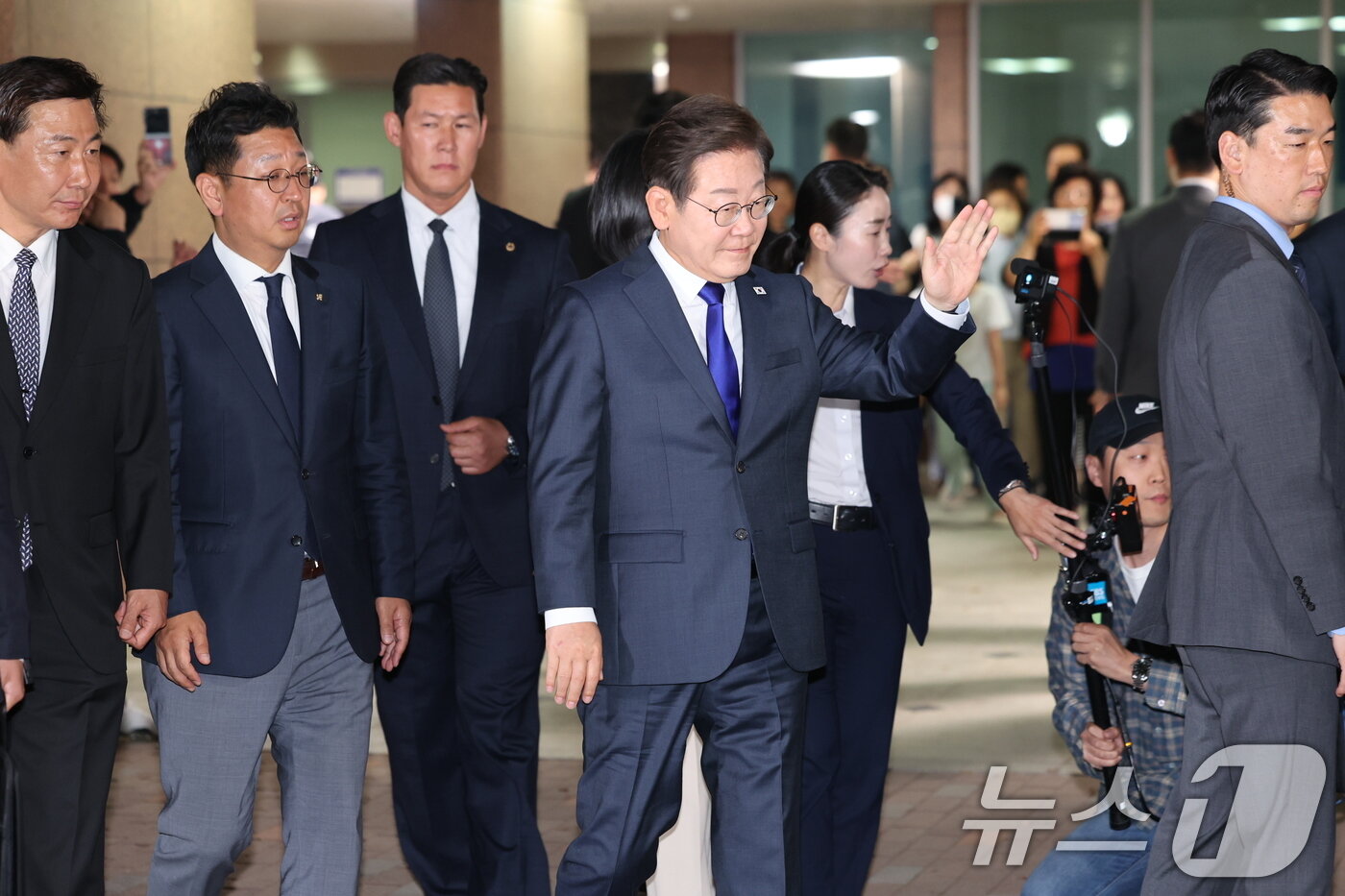 본문 이미지 - 이재명 더불어민주당 대통령 후보가 3일 밤 당선이 확실시된 가운데 김혜경 여사와 인천 계양구 자택에서 나와 손을 흔들고 있다. 2025.6.3/뉴스1 ⓒ News1 이동해 기자