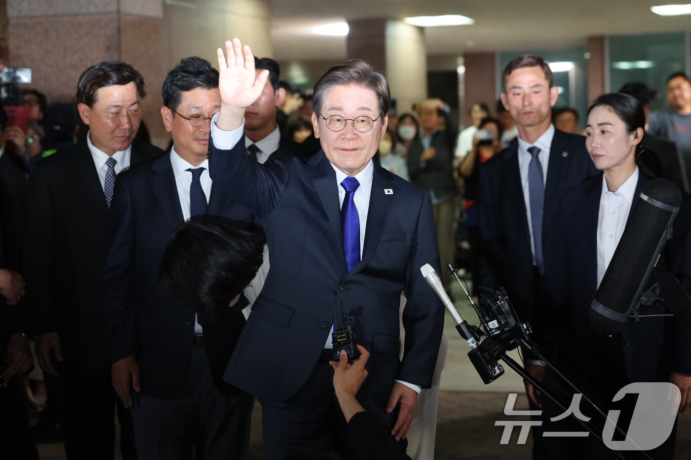 본문 이미지 - 이재명 더불어민주당 대통령 후보가 3일 밤 당선이 확실시된 가운데 김혜경 여사와 인천 계양구 자택에서 나와 손을 흔들고 있다. 2025.6.3/뉴스1 ⓒ News1 이동해 기자