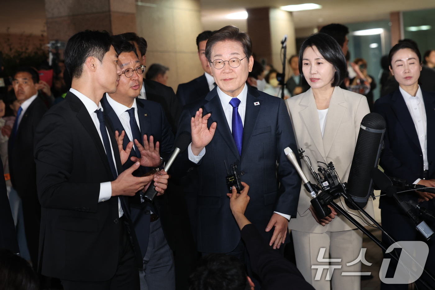 (인천=뉴스1) 이동해 기자 = 이재명 더불어민주당 대통령 후보가 3일 밤 당선이 확실시된 가운데 인천 계양구 자택을 나서고 있다. 2025.6.3/뉴스1