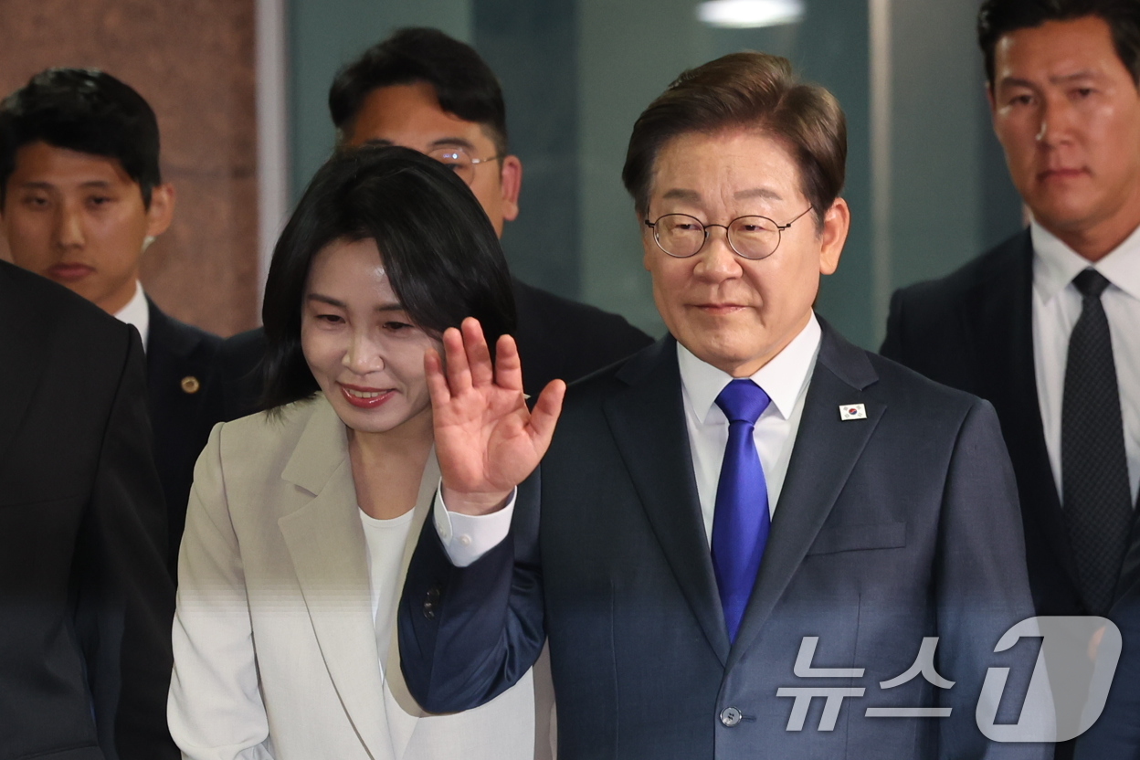 (인천=뉴스1) 이동해 기자 = 이재명 더불어민주당 대통령 후보가 3일 밤 당선이 확실시된 가운데 김혜경 여사와 인천 계양구 자택에서 나와 지지자들을 향해 손을 흔들고 있다. 왼쪽 …