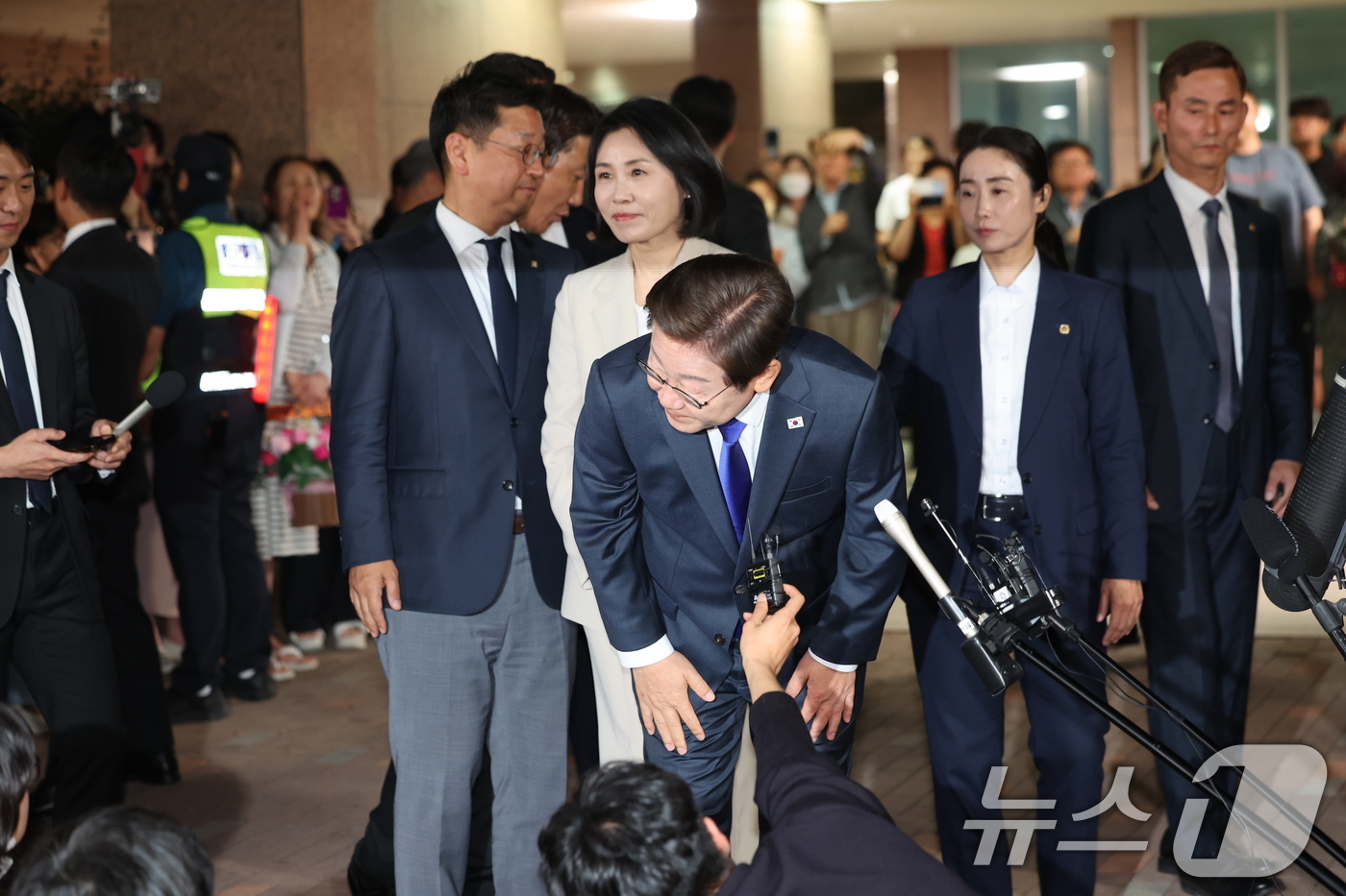 (인천=뉴스1) 이동해 기자 = 이재명 더불어민주당 대통령 후보가 3일 밤 당선이 확실시된 가운데 인천 계양구 자택을 나서고 있다. 2025.6.3/뉴스1