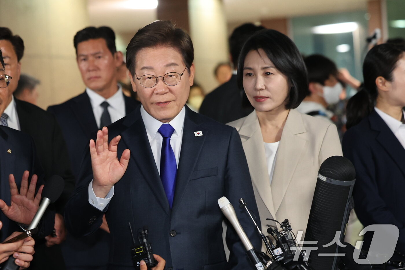 본문 이미지 - 이재명 더불어민주당 대통령 후보가 3일 밤 당선이 확실시된 가운데 인천 계양구 자택을 나서고 있다. 2025.6.3/뉴스1 ⓒ News1 이동해 기자