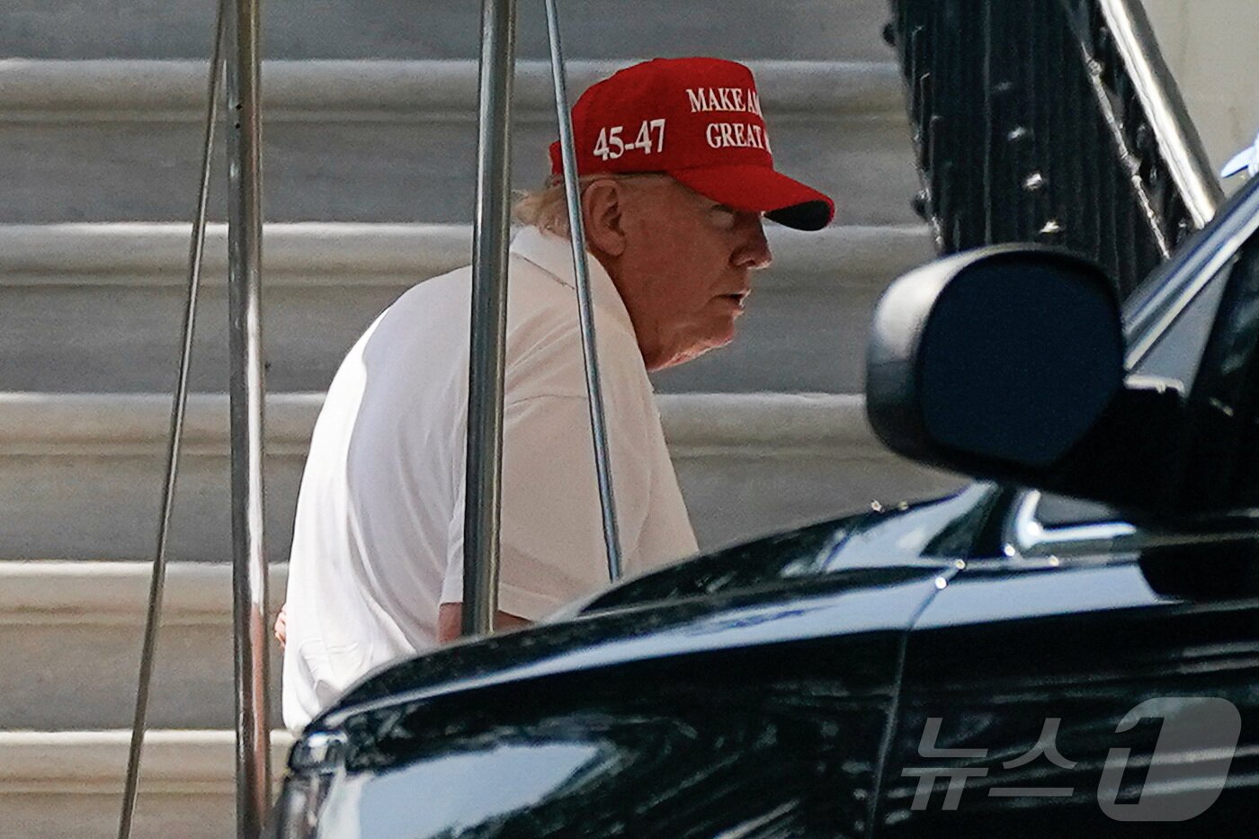본문 이미지 - 도널드 트럼프 미국 대통령이 지난 28일(현지시간) 워싱턴DC 트럼프 내셔널 골프클럽에서 린지 그레이엄(사우스캐롤라이나) 상원의원 등과 골프 라운드 후 백악관에 도착한 차량에서 내려 건물 입구로 향하려 하고 있다. 2025.06.29 ⓒ 로이터=뉴스1 ⓒ News1 류정민 특파원