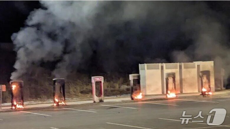 본문 이미지 - 테슬라 방화 현장 - 현지 소방서 배포