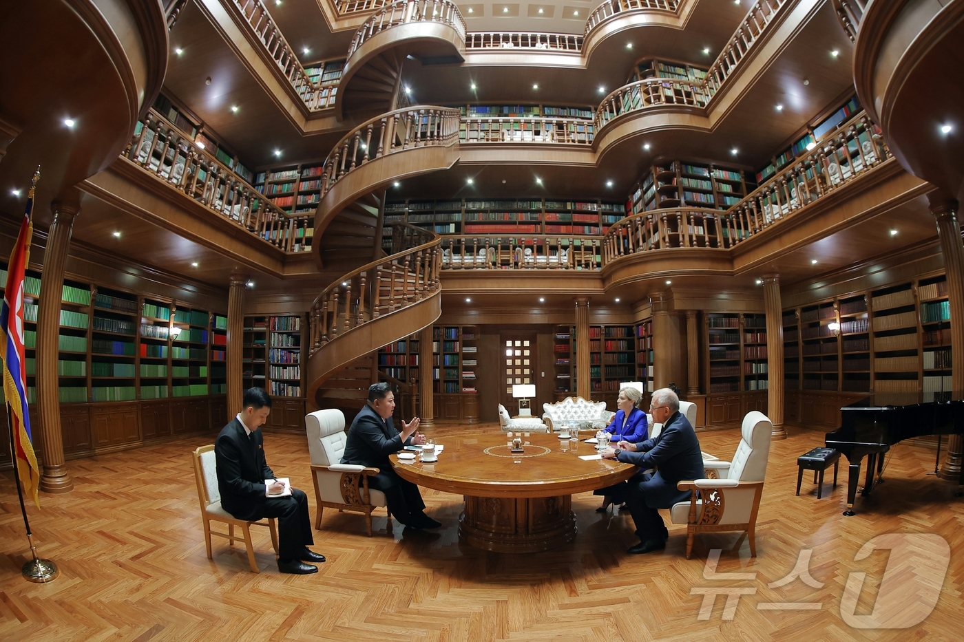 (평양 노동신문=뉴스1) = 북한 노동당 기관지 노동신문은 30일 "김정은 동지께서 29일 조로(북러) 국가간 새 조약체결 1돌 즈음해 러시아 문화성 대표단을 인솔하고 우리 나라를 …