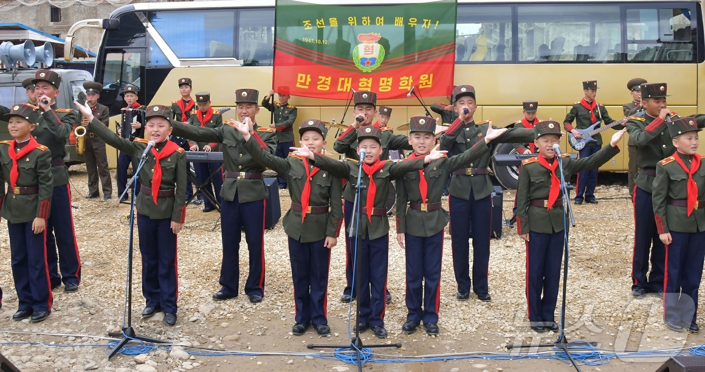 (평양 노동신문=뉴스1) = 북한 노동당 기관지 노동신문은 30일 만경대혁명학원이 화성지구 4단계 1만세대 살림집(주택) 건설장에서 참신하고 기백 넘친 경제 선동 활동을 전개했다고 …