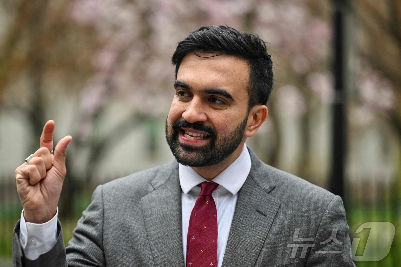 (뉴욕 AFP=뉴스1) 강민경 기자 = 민주당 뉴욕시장 후보인 조란 맘다니가 지난 4월 16일 뉴욕시에서 선거 운동을 하고 있다. 2025.4.16ⓒ AFP=뉴스1