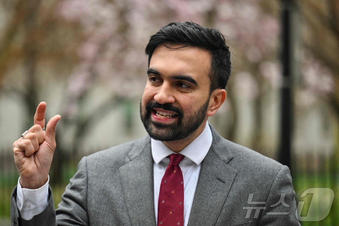 본문 이미지 - 민주당 뉴욕시장 후보인 조란 맘다니가 지난 4월 16일 뉴욕시에서 선거 운동을 하고 있다. 2025.4.16 ⓒ AFP=뉴스1 ⓒ News1 강민경 기자