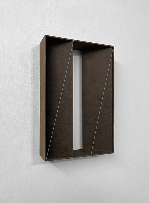 본문 이미지 - 오종 Cabinet #2, 27.6 x 18.4 x 5.8 cm, 나무판, 못, 실, 2025 &#40;누크갤러리 제공&#41;