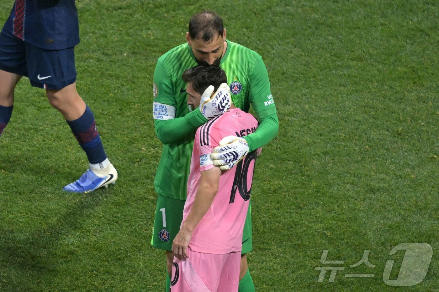 본문 이미지 - PSG의 잔루이지 돈나룸마 골키퍼가 인터 마이애미 리오넬 메시를 위로하고 있다. ⓒ AFP=뉴스1