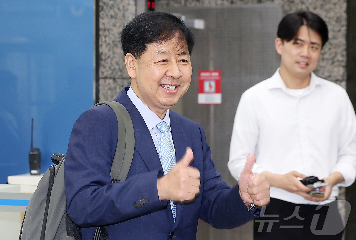 (서울=뉴스1) 김진환 기자 = 구윤철 경제부총리 겸 기획재정부 장관 후보자가 30일 오전 서울 중구 청계천로 예금보험공사에 마련된 인사청문회 준비 사무실로 출근하며 취재진을 향해 …