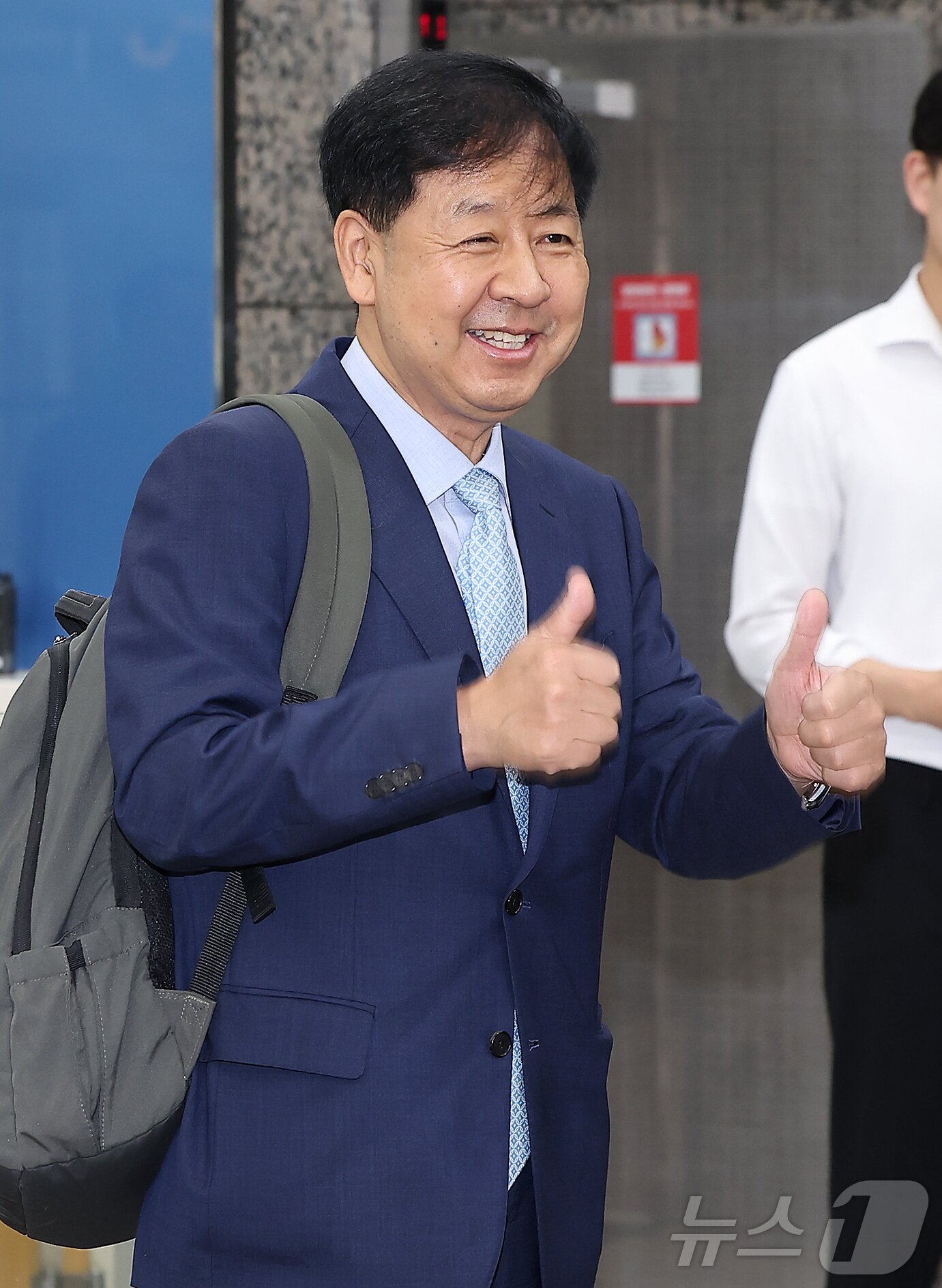 본문 이미지 - 구윤철 경제부총리 겸 기획재정부 장관 후보자가 30일 오전 서울 중구 청계천로 예금보험공사에 마련된 인사청문회 준비 사무실로 출근하며 취재진을 향해 엄지를 치켜들고 있다. 2025.6.30/뉴스1 ⓒ News1 김진환 기자