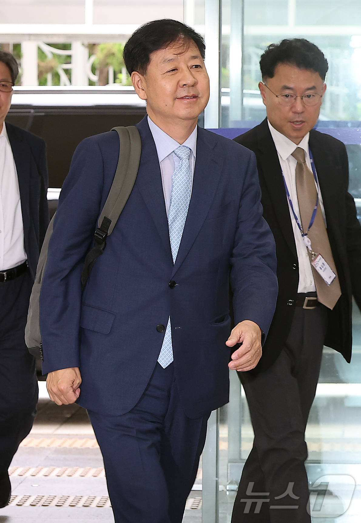 (서울=뉴스1) 김진환 기자 = 구윤철 경제부총리 겸 기획재정부 장관 후보자가 30일 오전 서울 중구 청계천로 예금보험공사에 마련된 인사청문회 준비 사무실로 출근하고 있다. 202 …