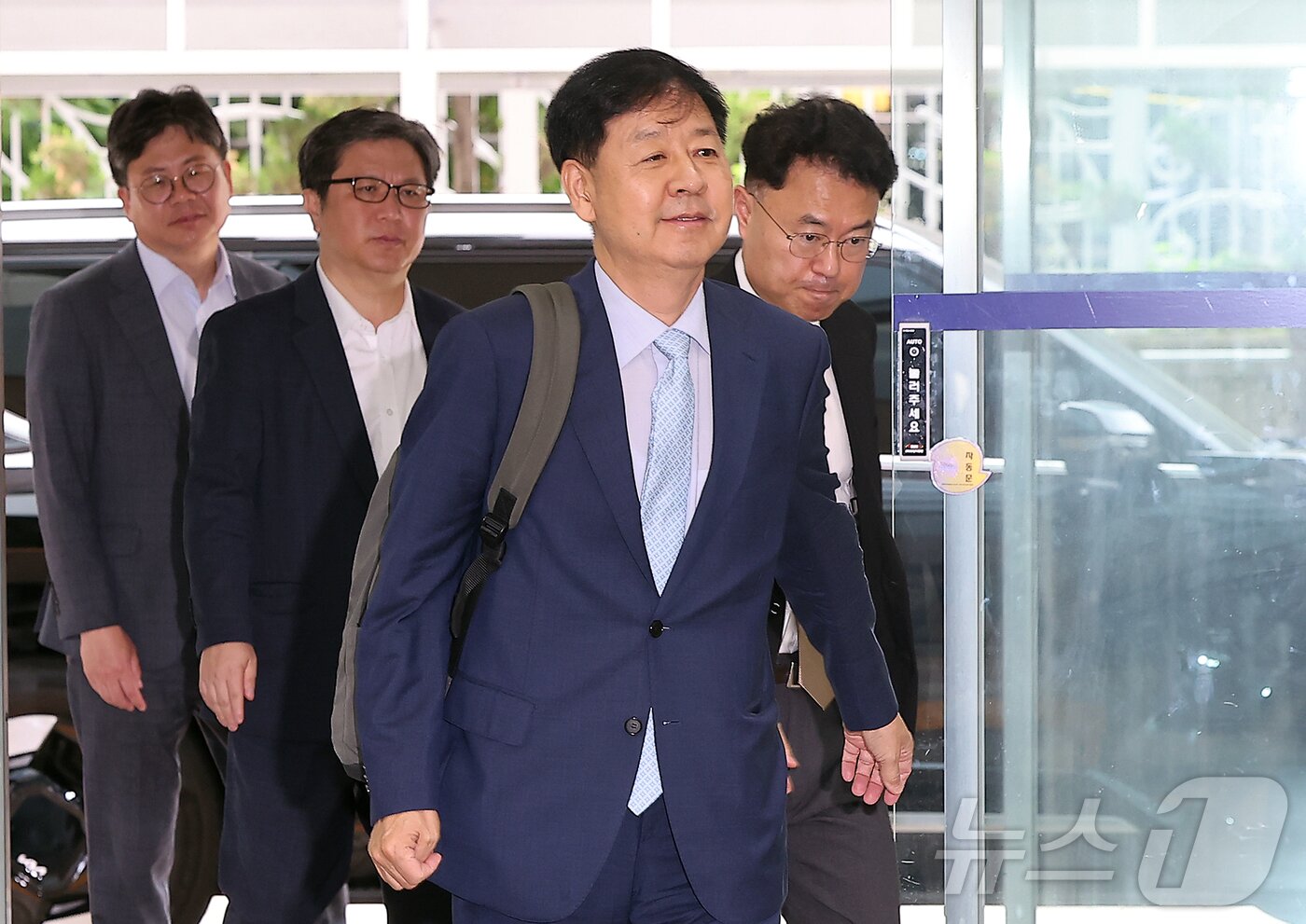 본문 이미지 - 구윤철 경제부총리 겸 기획재정부 장관 후보자가 30일 오전 서울 중구 청계천로 예금보험공사에 마련된 인사청문회 준비 사무실로 출근하고 있다. 2025.6.30/뉴스1 ⓒ News1 김진환 기자