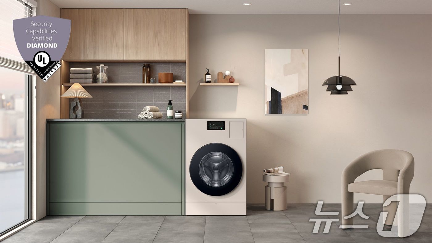 (서울=뉴스1) = 삼성전자는 2025년형 '비스포크 AI 콤보' 일체형 세탁건조기가 글로벌 인증기관인 'UL 솔루션즈'가 주관하는 사물인터넷(IoT) 보안 평가에서 최고 등급인 …