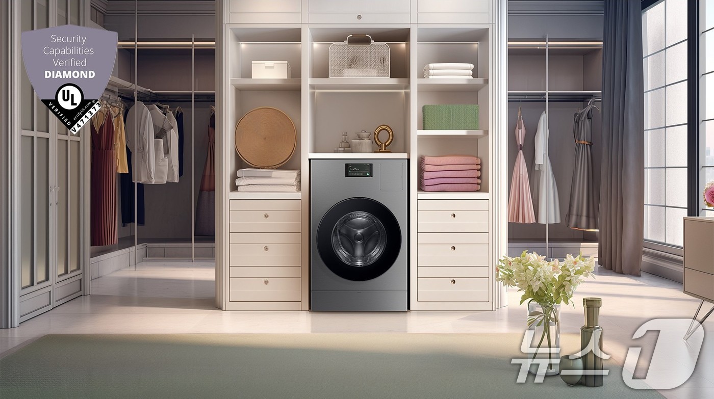 (서울=뉴스1) = 삼성전자는 2025년형 '비스포크 AI 콤보' 일체형 세탁건조기가 글로벌 인증기관인 'UL 솔루션즈'가 주관하는 사물인터넷(IoT) 보안 평가에서 최고 등급인 …