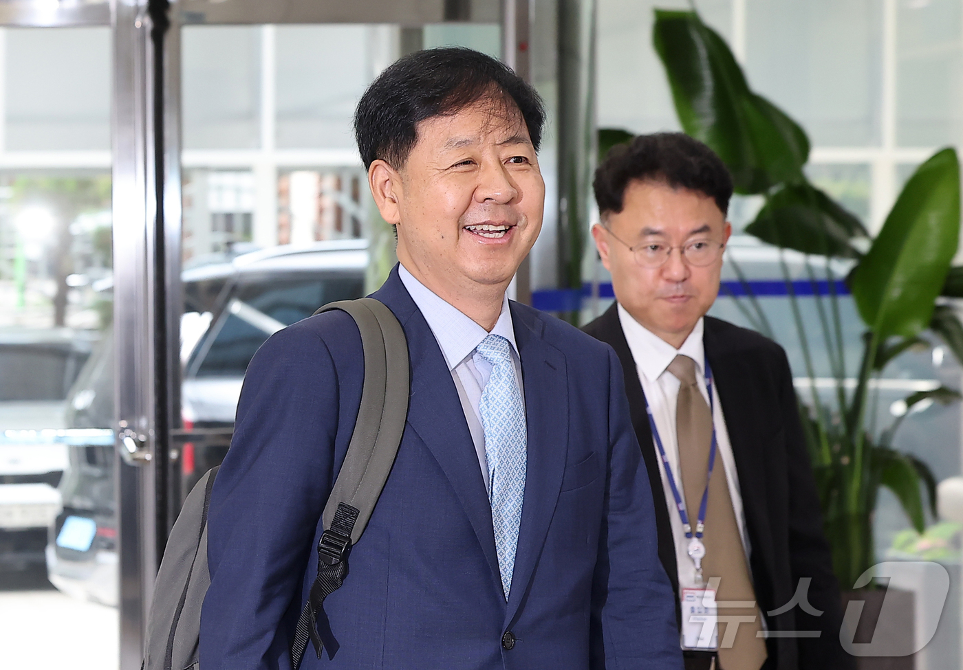 (서울=뉴스1) 김진환 기자 = 구윤철 경제부총리 겸 기획재정부 장관 후보자가 30일 오전 서울 중구 청계천로 예금보험공사에 마련된 인사청문회 준비 사무실로 출근하고 있다. 202 …