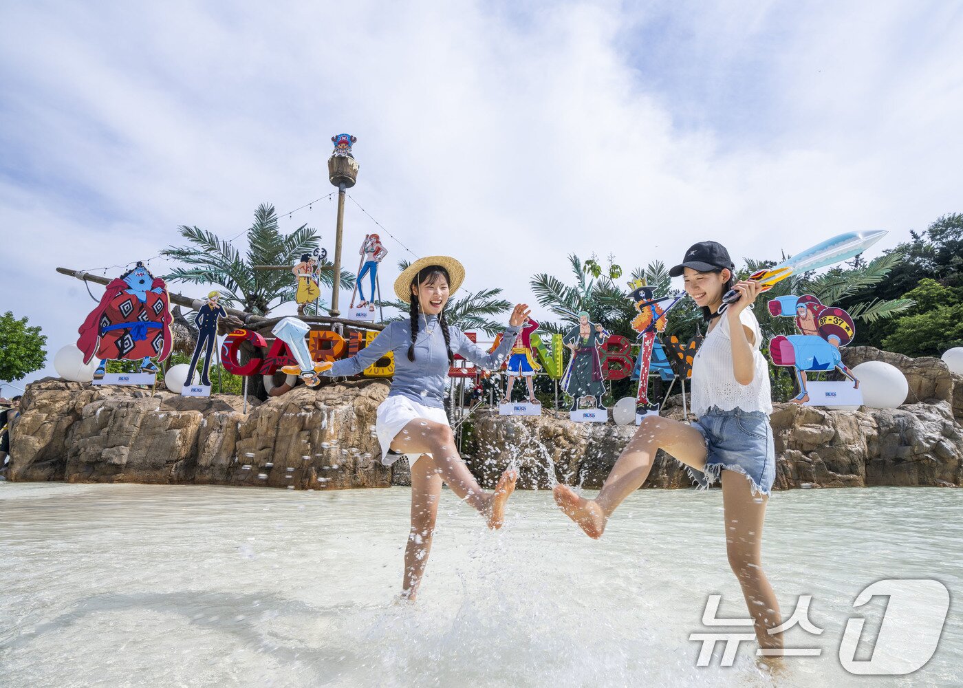 본문 이미지 - 에버랜드의 워터파크 캐리비안 베이가 오는 7월 4일부터 시원하게 파도를 맞으며 신나는 음악을 즐길 수 있는 &#39;워터 뮤직 풀파티&#39;를 개최한다고 30일 밝혔다. 사진은 원피스와 콜라보한 여름축제 &#39;썸머 페스티벌&#39;이 펼쳐지고 있는 캐리비안 베이 파도풀 모습. &#40;삼성물산 제공. 재판매 및 DB 금지&#41; 2025.6.30/뉴스1