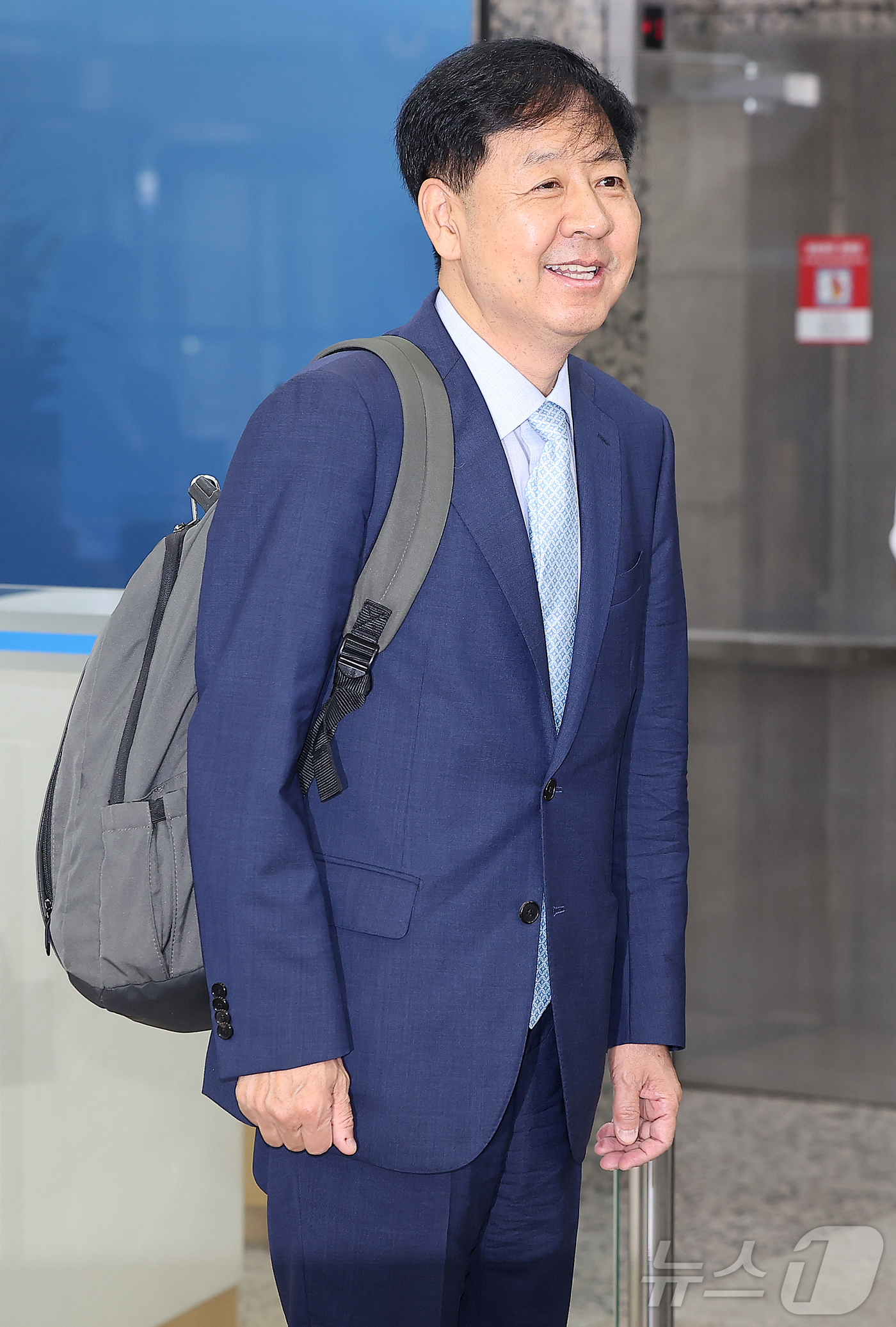 (서울=뉴스1) 김진환 기자 = 구윤철 경제부총리 겸 기획재정부 장관 후보자가 30일 오전 서울 중구 청계천로 예금보험공사에 마련된 인사청문회 준비 사무실로 출근하고 있다. 202 …