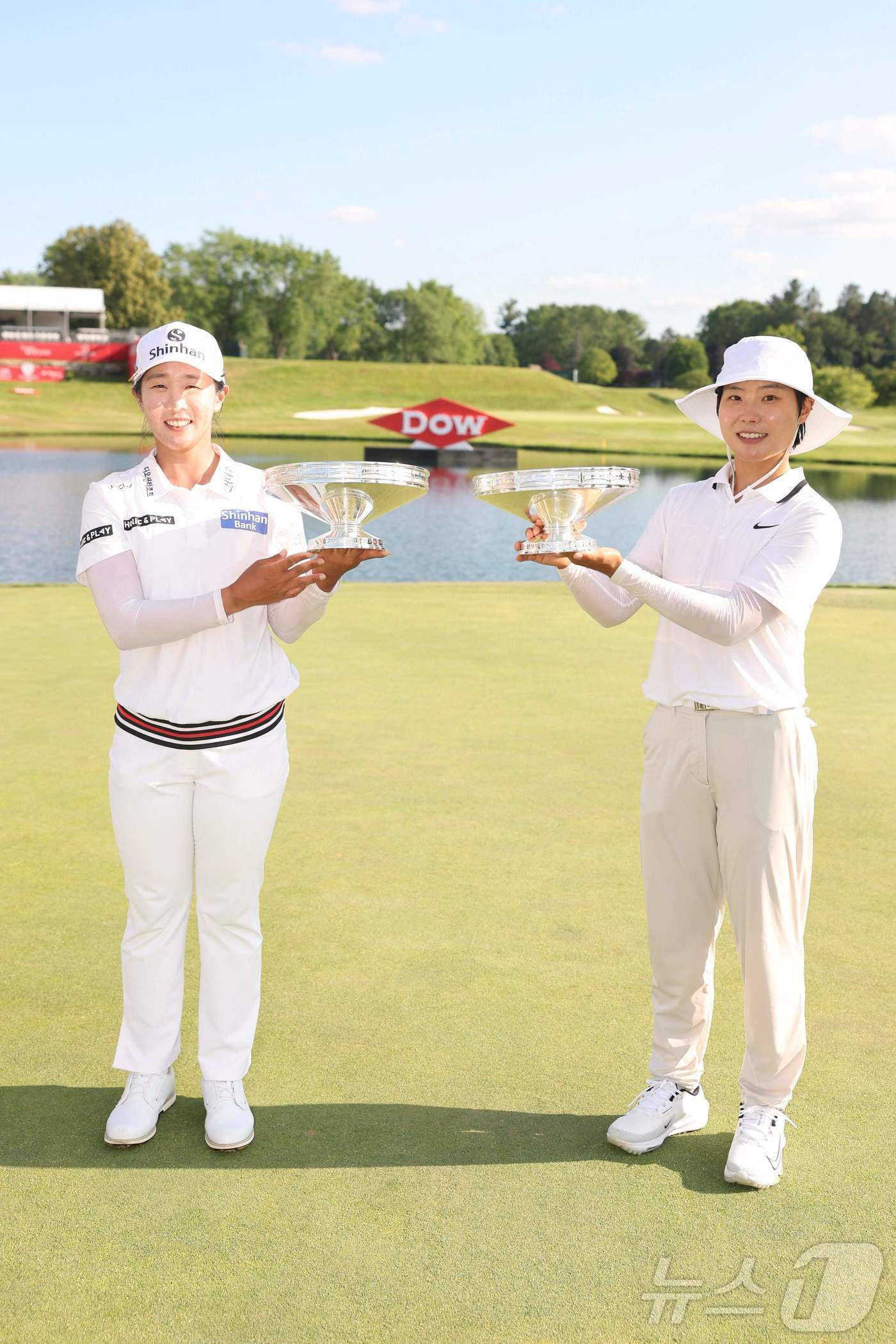 본문 이미지 - LPGA투어 도우 챔피언십에서 우승한 임진희와 이소미. ⓒ AFP=뉴스1