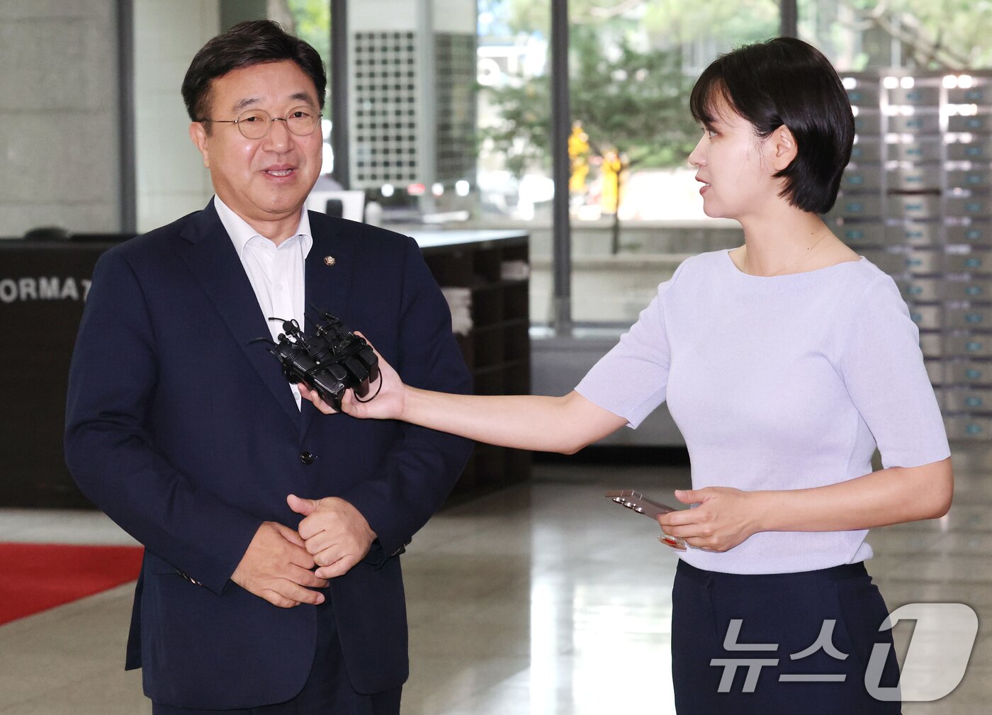 본문 이미지 - 윤호중 행정안전부 장관 후보자가 30일 오전 서울 종로구 광화문플래티넘빌딩에 마련된 인사청문회 준비 사무실로 출근하며 취재진의 질문에 답하고 있다. 2025.6.30/뉴스1 ⓒ News1 임세영 기자