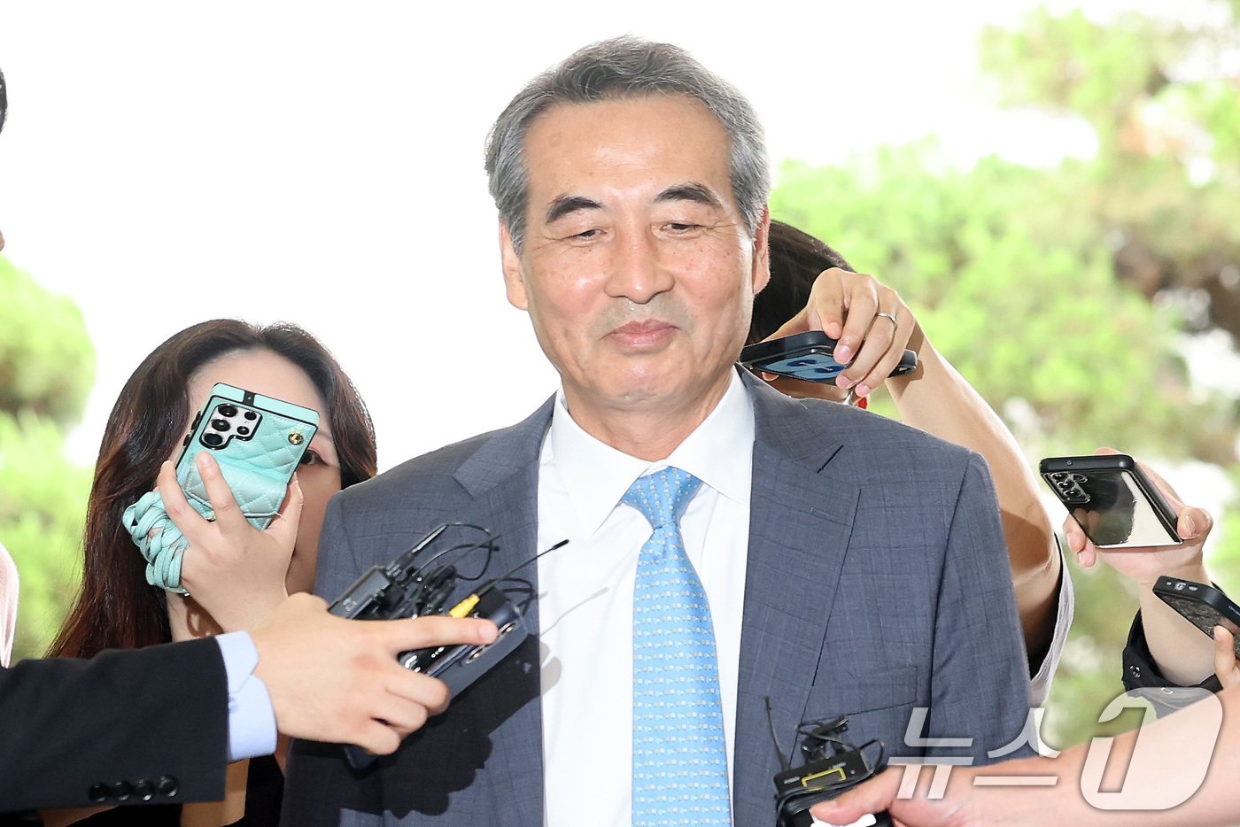 (서울=뉴스1) 이동해 기자 = 윤석열 전 대통령의 부인 김건희 여사 의혹 관련 사건을 맡은 민중기 특별검사가 30일 오전 서울 서초구 사무실로 출근하고 있다. 2025.6.30/ …