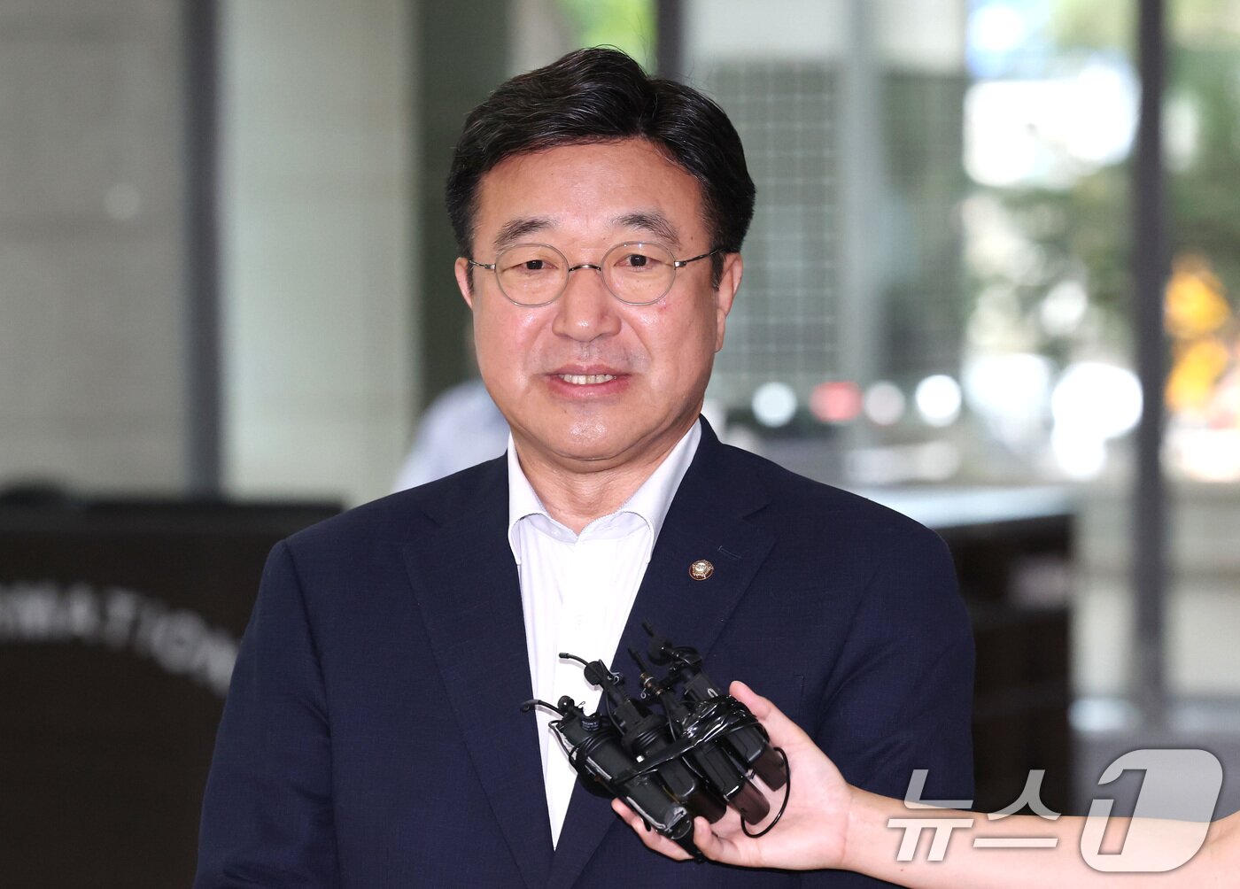 본문 이미지 - 윤호중 행정안전부 장관 후보자가 30일 오전 서울 종로구 광화문플래티넘빌딩에 마련된 인사청문회 준비 사무실로 출근하며 취재진의 질문에 답하고 있다. 2025.6.30/뉴스1 ⓒ News1 임세영 기자