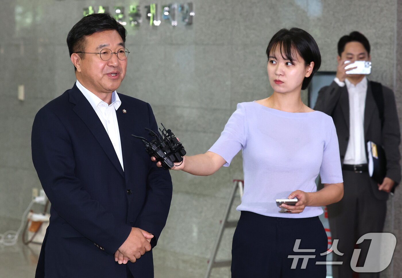 본문 이미지 - 윤호중 행정안전부 장관 후보자가 30일 오전 서울 종로구 광화문플래티넘빌딩에 마련된 인사청문회 준비 사무실로 출근하며 취재진의 질문에 답하고 있다. 2025.6.30/뉴스1 ⓒ News1 임세영 기자