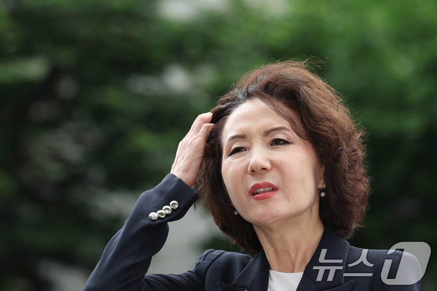 본문 이미지 - 이진숙 교육부 장관 후보자가 30일 오전 서울 여의도 한국교육시설안전원에 마련된 인사청문회 사무실로 출근하며 취재진의 질의에 답변하고 있다. 2025.6.30/뉴스1 ⓒ News1 신웅수 기자