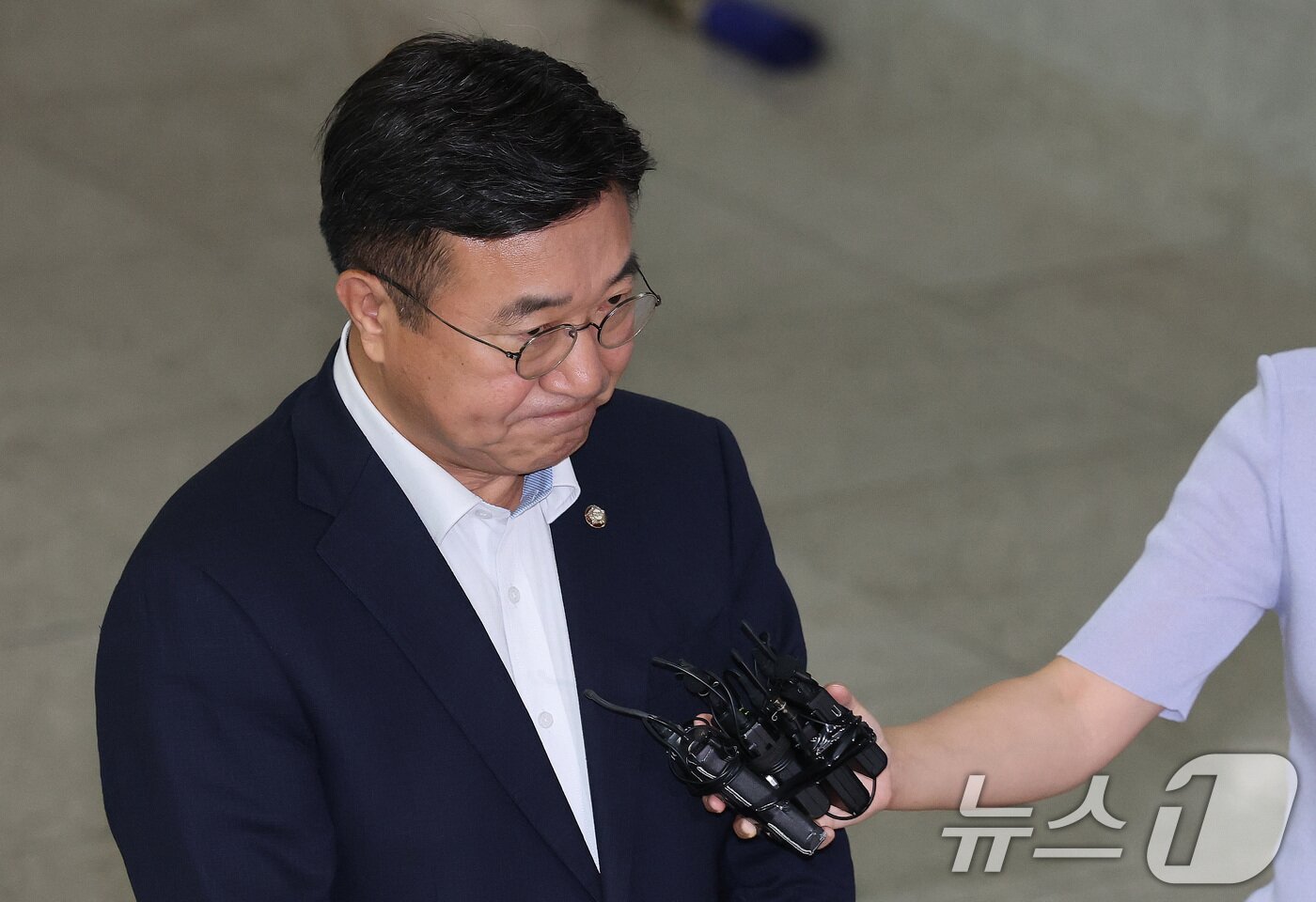 본문 이미지 - 윤호중 행정안전부 장관 후보자가 30일 오전 서울 종로구 광화문플래티넘빌딩에 마련된 인사청문회 준비 사무실로 출근하며 취재진의 질문을 경청하고 있다. 2025.6.30/뉴스1 ⓒ News1 임세영 기자