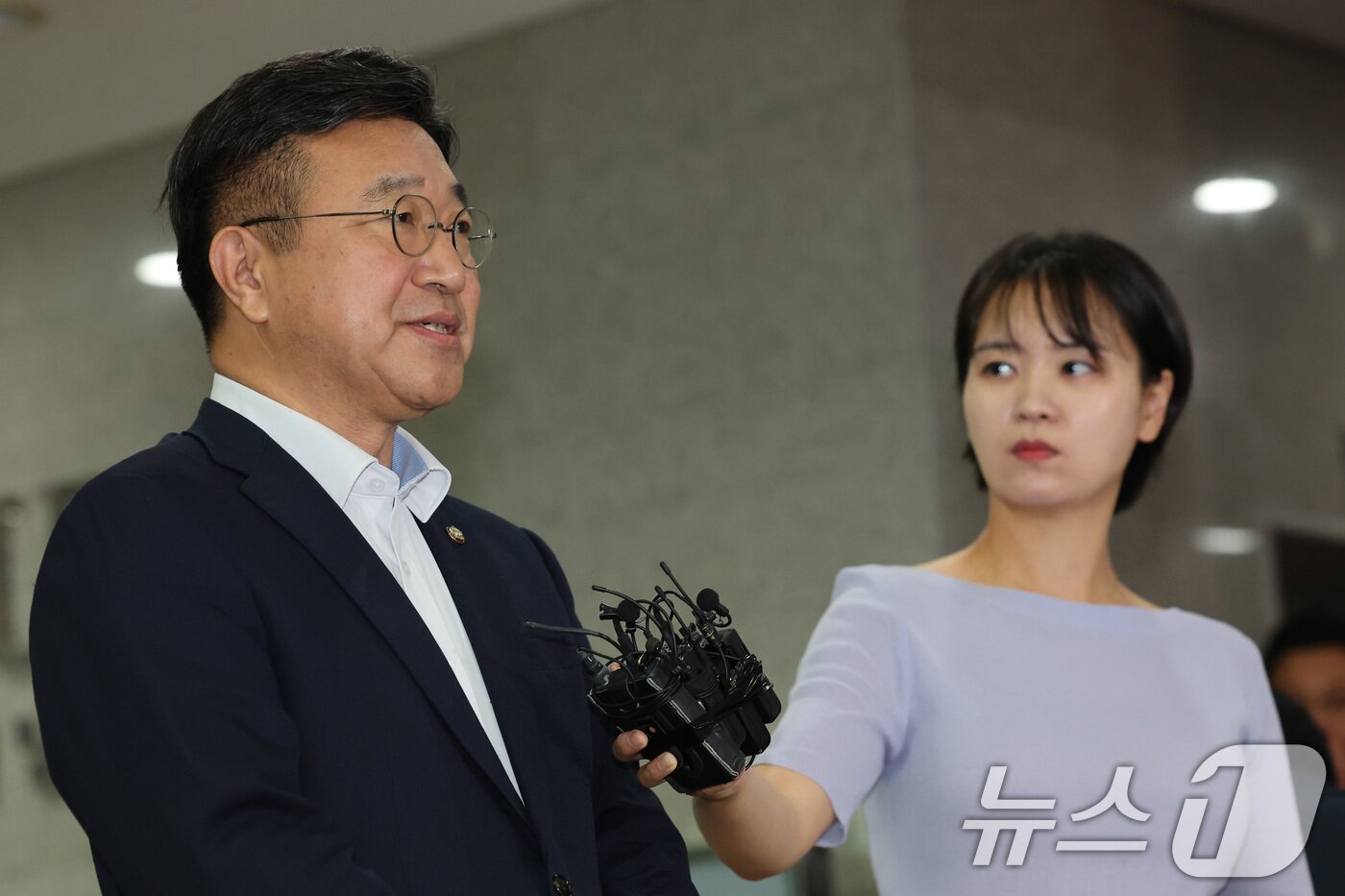 본문 이미지 - 윤호중 행정안전부 장관 후보자가 30일 오전 서울 종로구 광화문플래티넘빌딩에 마련된 인사청문회 준비 사무실로 출근하며 취재진의 질문에 답하고 있다. 2025.6.30/뉴스1 ⓒ News1 임세영 기자